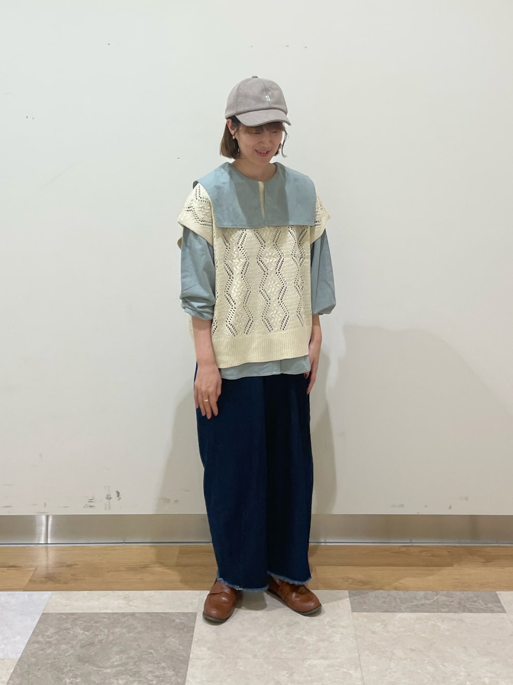 「Samansa Mos2、SM2、サマンサ モスモス(Samansa Mos2)、秋コーデ、秋のコーデ、キャップ、セーラーカラー、セーラー襟、ベスト、デニム、ローファー、カジュアル」｜「Samansa Mos2のイニシャル刺繍メルトンキャップ（ハット、ブラウン系）」を使った、つるおかさん（レディース・156cm）の秋コーディネートの1枚目の写真