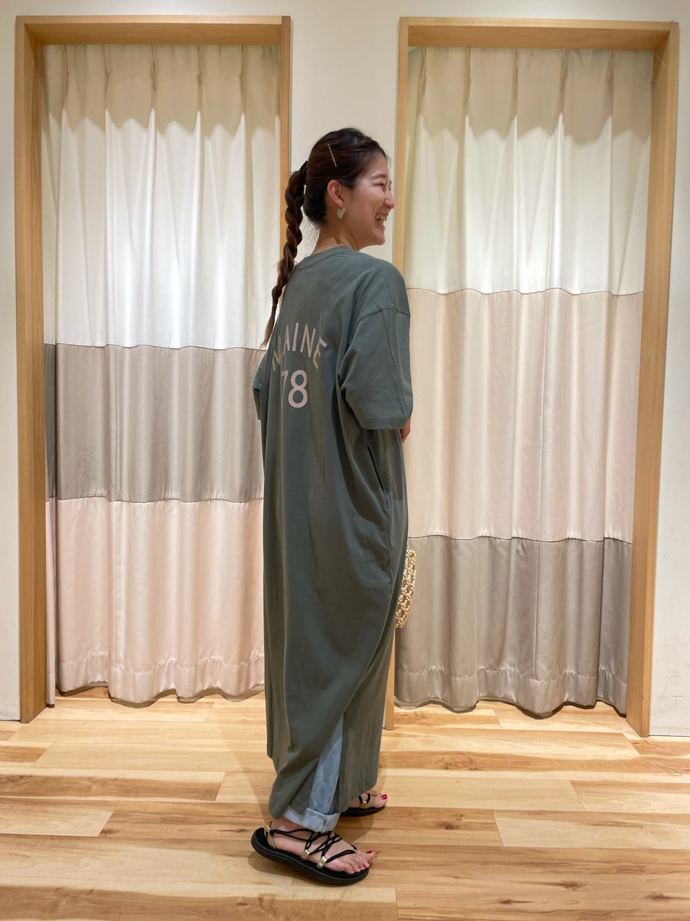 「夏、ゆるコーデ、シンプルコーデ、リラックススタイル、カジュアル、バックプリント、ワンピース、SM2、Samansa Mos2」｜「Samansa Mos2のナンバープリントTシャツワンピ（ワンピース、グリーン系）」を使った、つるおかさん（レディース・156cm）の夏コーディネートの1枚目の写真