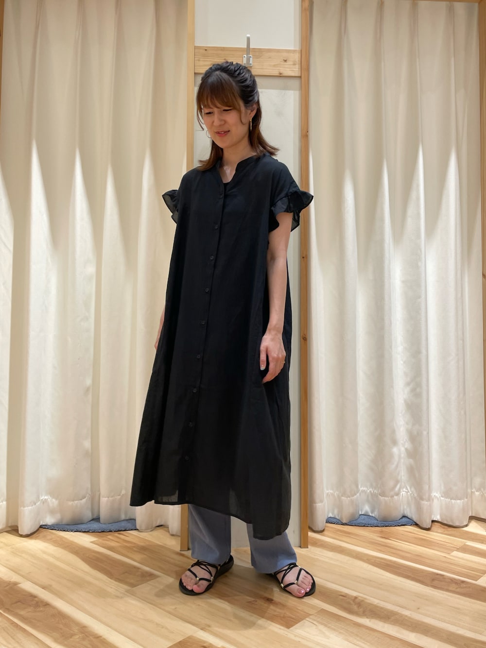 「大人カジュアル、サンダル、ゆるコーデ、ワンピース、楊柳、黒ワンピ、夏コーデ、秋コーデ、Samansa Mos2、SM2、Samansa Mos2 blue、サマンサ モスモス(Samansa Mos2)」｜「Samansa Mos2 blueのフリル袖ワンピース（ワンピース、ブラック系）」を使った、つるおかさん（レディース・156cm）の夏コーディネートの1枚目の写真
