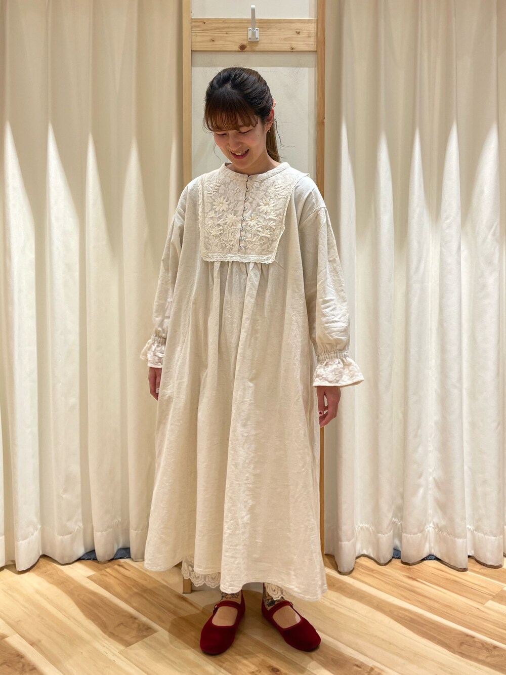 「SM2、Samansa Mos2、サマンサ モスモス(Samansa Mos2)、ワントーンコーデ、オールホワイト、ワンピース、ペチパンツ、レースパンツ、レース、お出かけコーデ、胸元メッシュレース、胸元メッシュレースと刺繍のワンピース、ほめられ本命コーデ、淡色コーデ」｜「Samansa Mos2のアイテム（ワンピース、ホワイト系）」を使った、つるおかさん（レディース・156cm）の冬コーディネートの1枚目の写真