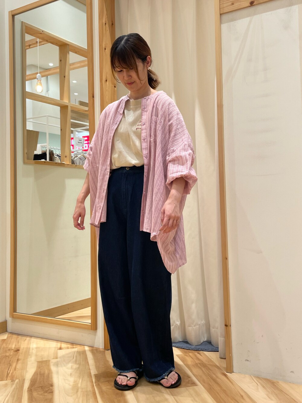 「SM2、Samansa Mos2、サマンサ モスモス(Samansa Mos2)、カジュアルコーデ、秋、パンツスタイル、ストライプ、ロゴT、デニムパンツ、シャツスタイル」｜「Samansa Mos2のふんわり後ろギャザーバンドカラーシャツ（シャツ/ブラウス、ピンク系）」を使った、つるおかさん（レディース・156cm）の夏コーディネートの1枚目の写真