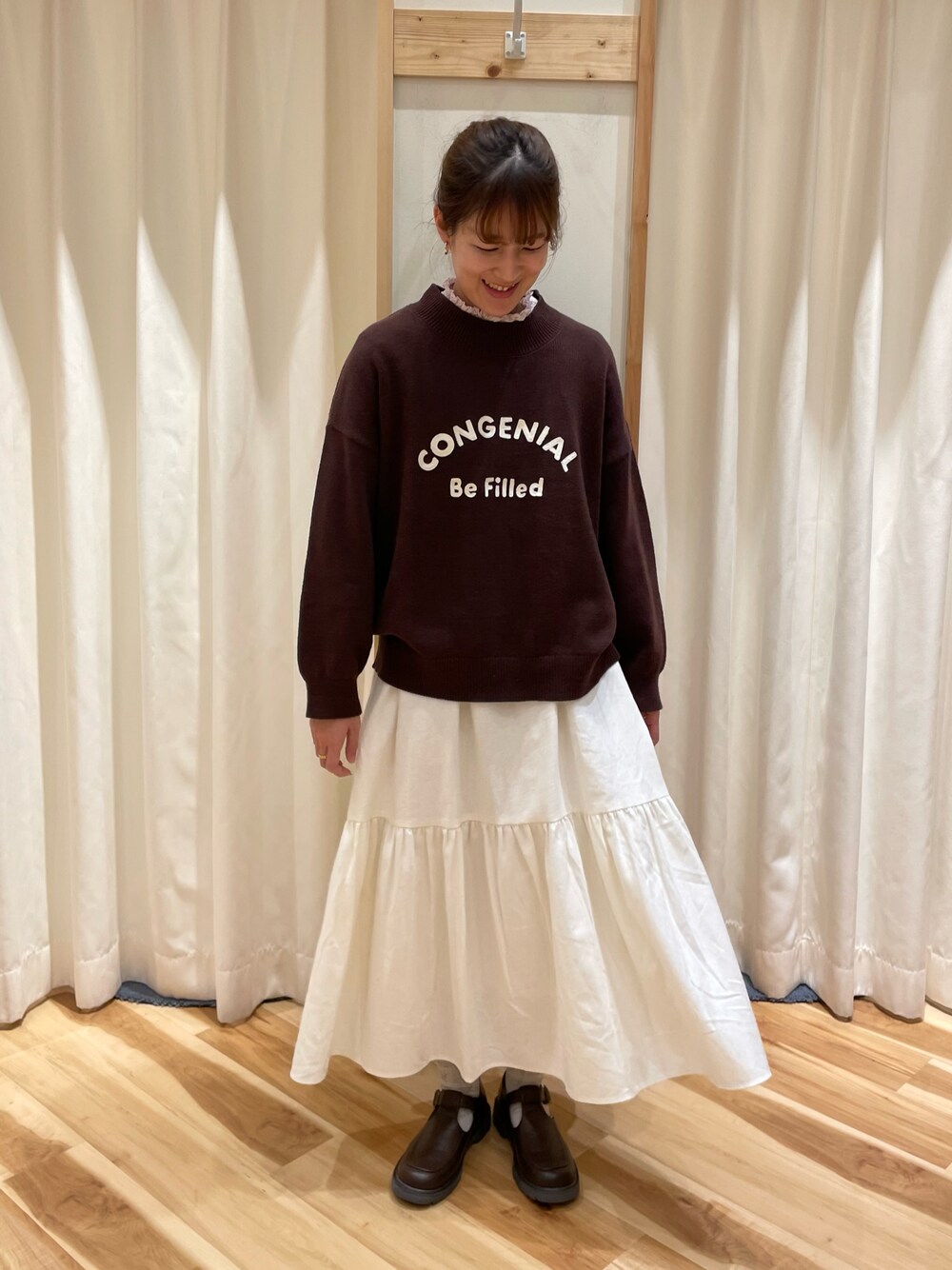 「秋冬コーデ、シンプル、カジュアルコーデ、ニットコーデ、秋のコーデ、ニット、ティアードスカート、SM2、Samansa Mos2、サマンサ モスモス(Samansa Mos2)、サマンサモスモス」｜「Samansa Mos2のチェーン刺繍ロゴニット（ニット/セーター、ブラウン系）」を使った、つるおかさん（レディース・156cm）の秋コーディネートの1枚目の写真