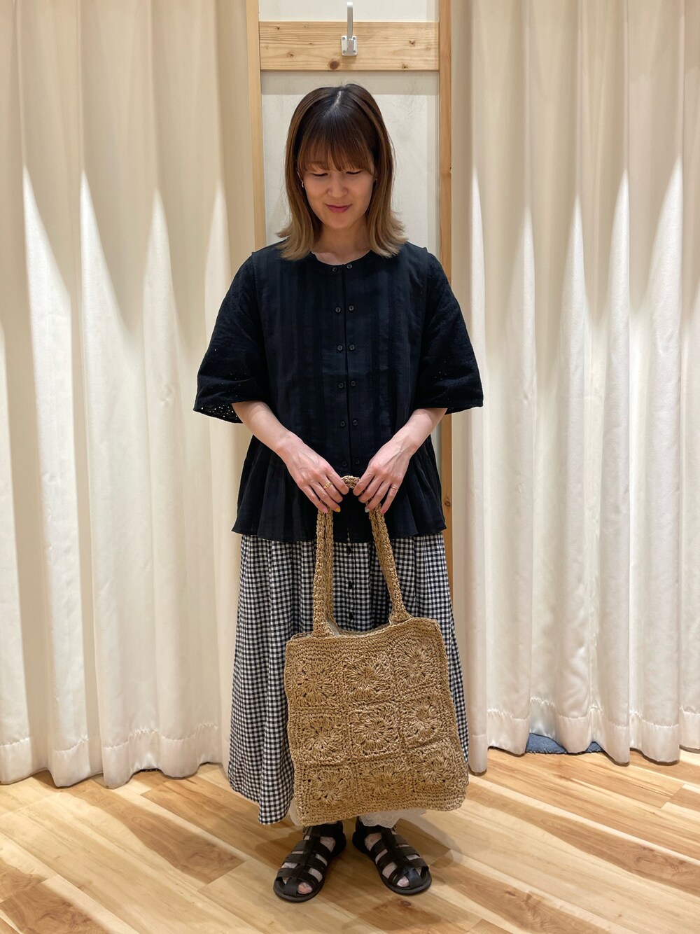 「シンプルコーデ、夏、ワンピース、レースワンピース、チェック、チェックワンピース、モノトーン、ペチパンツ、ベスト、レイヤードスタイル、サンダル、グルカサンダル、Samansa Mos2、サマンサ モスモス(Samansa Mos2)、SM2」｜「Samansa Mos2の【Lace collection】オーバーレース切替ワンピース（ワンピース、ブラック系）」を使った、つるおかさん（レディース・156cm）の夏コーディネートの1枚目の写真