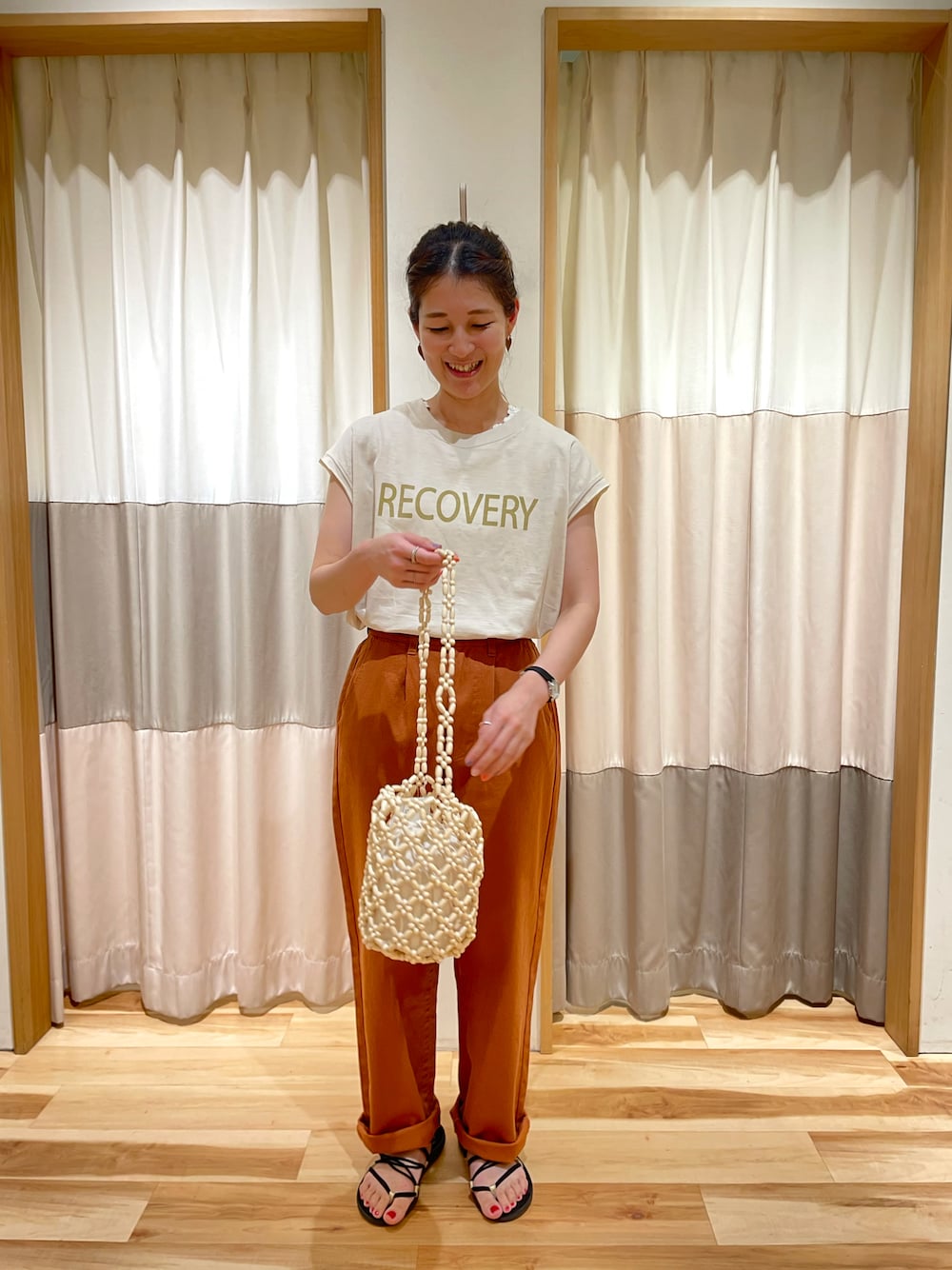 「夏コーデ、ラフコーデ、カジュアルコーデ、Tシャツ、秋カラー、SM2、Samansa Mos2、サマンサ モスモス(Samansa Mos2)、サマンサモスモス、オレンジパンツ」｜「Samansa Mos2のスラブ天竺フレンチスリーブTee（Tシャツ/カットソー、ホワイト系）」を使った、つるおかさん（レディース・156cm）の夏コーディネートの1枚目の写真