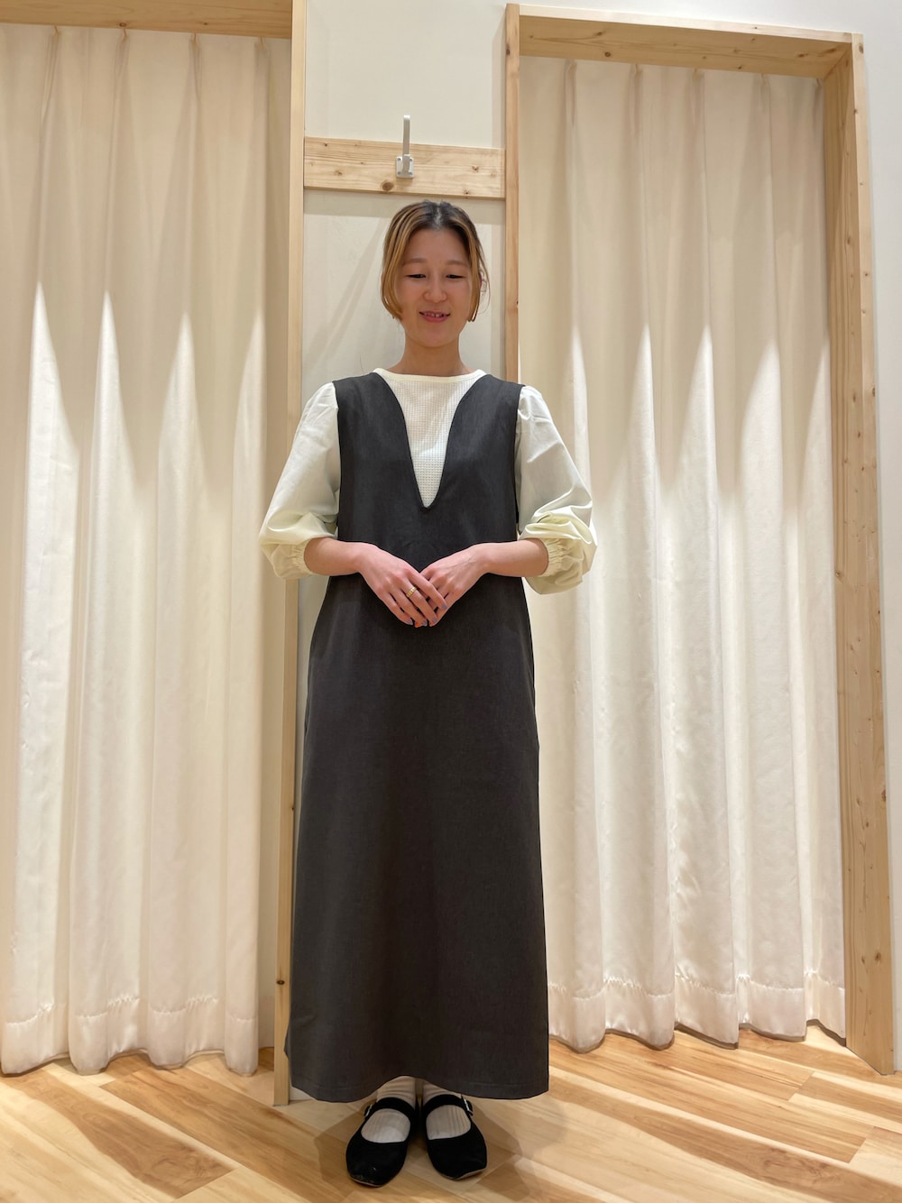 「大人カジュアル、シンプルコーデ、カジュアルコーデ、モノトーンコーデ、春、春コーデ、モノトーン、ワンピース、ジャンパースカート、SM2、Samansa Mos2、Samansa Mos2 blue、サマンサ モスモス(Samansa Mos2)」｜「Samansa Mos2 blueのワッフル×布帛切替ロンT（Tシャツ/カットソー、ホワイト系）」を使った、つるおかさん（レディース・156cm）の春コーディネートの1枚目の写真