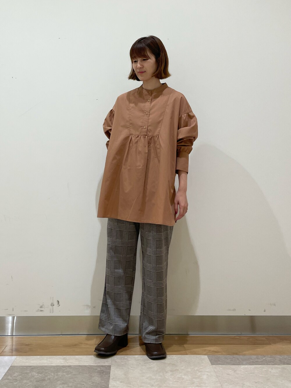 「Samansa Mos2 blue、チュニック、ブラウス、パンツスタイル、チェックパンツ、ワントーンコーデ、ブラウンコーデ、秋コーデ、秋のコーデ」｜「Samansa Mos2 blueの切替ギャザーチュニック（シャツ/ブラウス、ブラウン系）」を使った、つるおかさん（レディース・156cm）の秋コーディネートの1枚目の写真