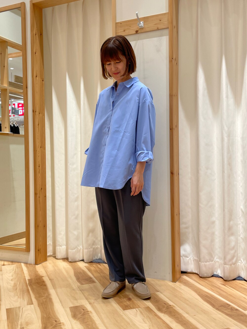 「Samansa Mos2、SM2、サマンサ モスモス(Samansa Mos2)、Samansa Mos2 blue、マルチスタイル秋23、シャツスタイル、パンツスタイル、テーパードパンツ、シンプル、オフィスカジュアル」｜「Samansa Mos2 blueの【イージーケア】マルチスタイルシャツ（シャツ/ブラウス、ブルー系）」を使った、つるおかさん（レディース・156cm）の夏コーディネートの1枚目の写真