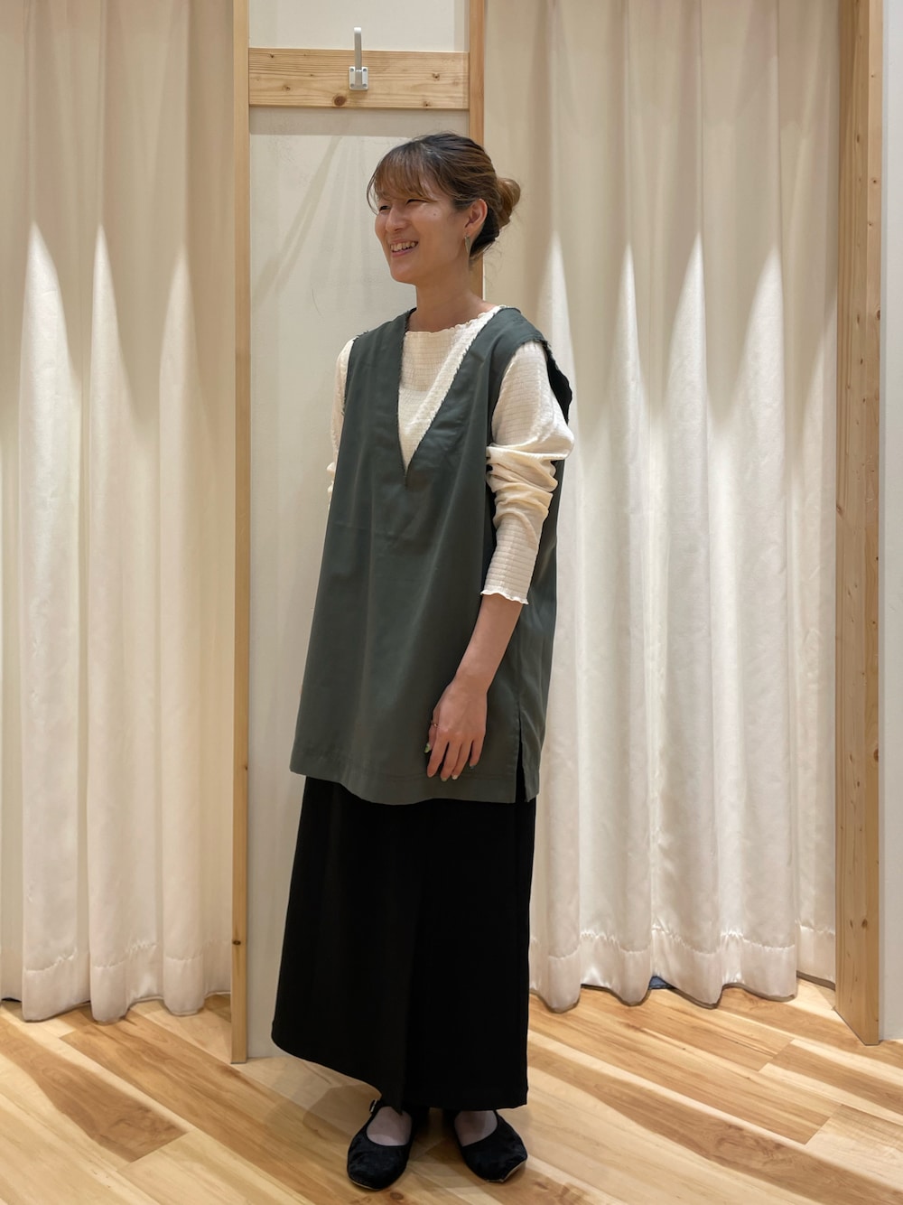 「大人カジュアル、ベスト、Samansa Mos2 blue、秋のコーデ、スカート、カジュアル、ラクチンコーデ」｜「Samansa Mos2 blueのシャーリングメローカットソー（Tシャツ/カットソー、ホワイト系）」を使った、つるおかさん（レディース・156cm）の秋コーディネートの1枚目の写真