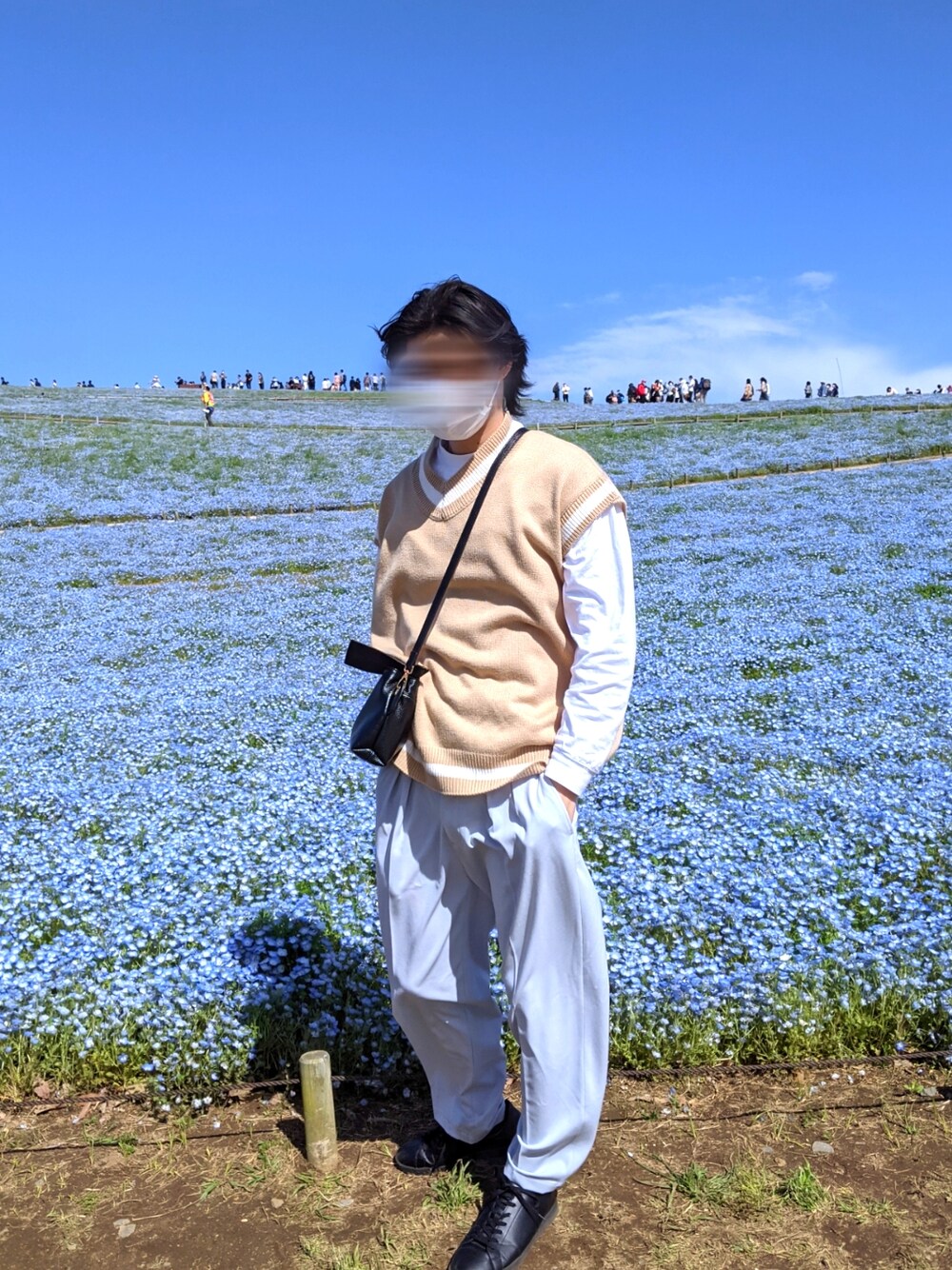 「春コーデ、メンズファッション、春、おしゃれさんと繋がりたい、国営ひたち海浜公園」｜「JUNREDのテクスチャーTRインタックワイドパンツ（スラックス、ブルー系）」を使った、デイさん（メンズ・176cm）の春コーディネートの1枚目の写真