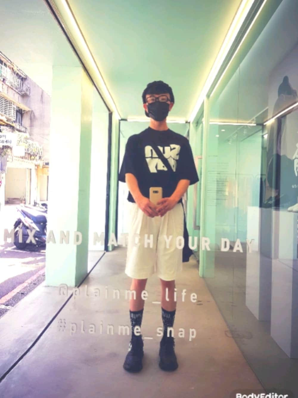 「TAKEのアイテム（Tシャツ/カットソー、ブラック系）」を使った、Ray Chenさん（メンズ・174cm）の夏コーディネートの1枚目の写真