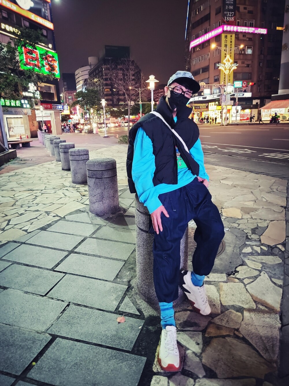 「CONVERSEのアイテム（その他シューズ、ホワイト系）」を使った、Ray Chenさん（メンズ・174cm）の春コーディネートの1枚目の写真