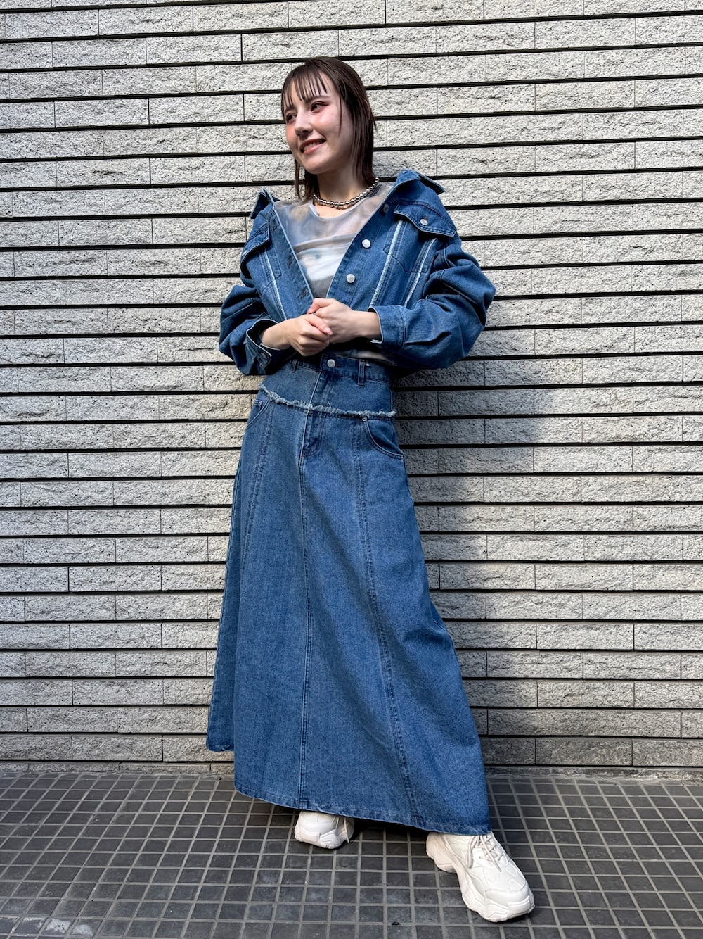 「デニムシャツ、春色、春めき満開コーデ、デニムジャケット、休日スタイル、デートコーデ、お出かけコーデ、プチプラ、大人カジュアル、シンプルスタイル、オトナ女子、ラクチンコーデ、ゆるコーデ、おでかけコーデ、キレイめ」｜「Settimissimoのタックスリーブ ショート丈 デニム Gジャン（デニムジャケット、ブルー系）」を使った、Settimissimoさん（骨格ウェーブ・レディース・162cm）の春コーディネートの1枚目の写真