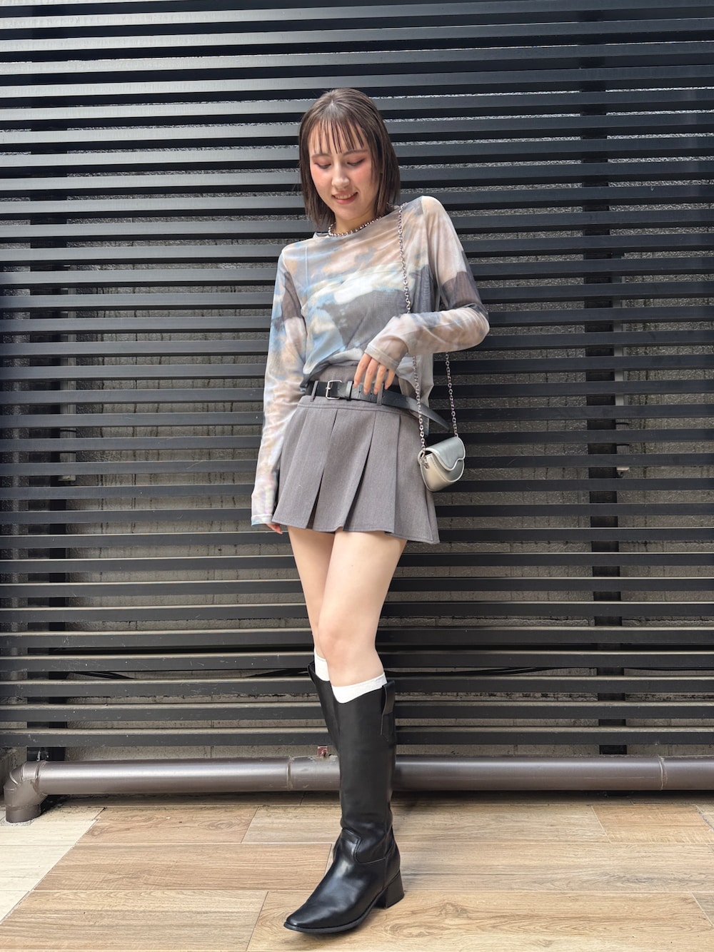 「大人カジュアル、モードコーデ、30代ファッション、ミニスカートコーデ、ロングブーツ、透け感トップス、グレートーン、クールコーデ、春色、春めき満開コーデ、淡色コーデ、トレンチコート、休日スタイル、デートコーデ、ミニスカート」｜「Settimissimoのニュアンスプリント シアー クルーネック プルオーバー（Tシャツ/カットソー、ブルー系）」を使った、Settimissimoさん（骨格ウェーブ・レディース・162cm）の春コーディネートの1枚目の写真