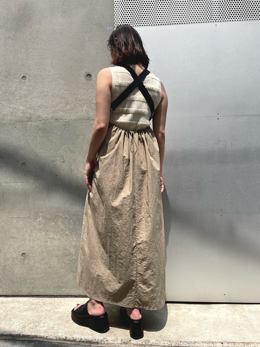 「Settimissimo、ワンピース、ワンピーススタイル、大人かわいい、大人カジュアル、大人きれいめ、モード、カジュアルコーデ、ブラウンコーデ、トップス白、淡色コーデ、お洒落さんとつながりたい、モードストリート、シンプルコーデ、オトナカジュアル」｜「Settimissimoのプラットフォームスクエアーサンダル（サンダル、ブラック系）」を使った、Settimissimoさん（レディース・160cm）の春コーディネートの1枚目の写真