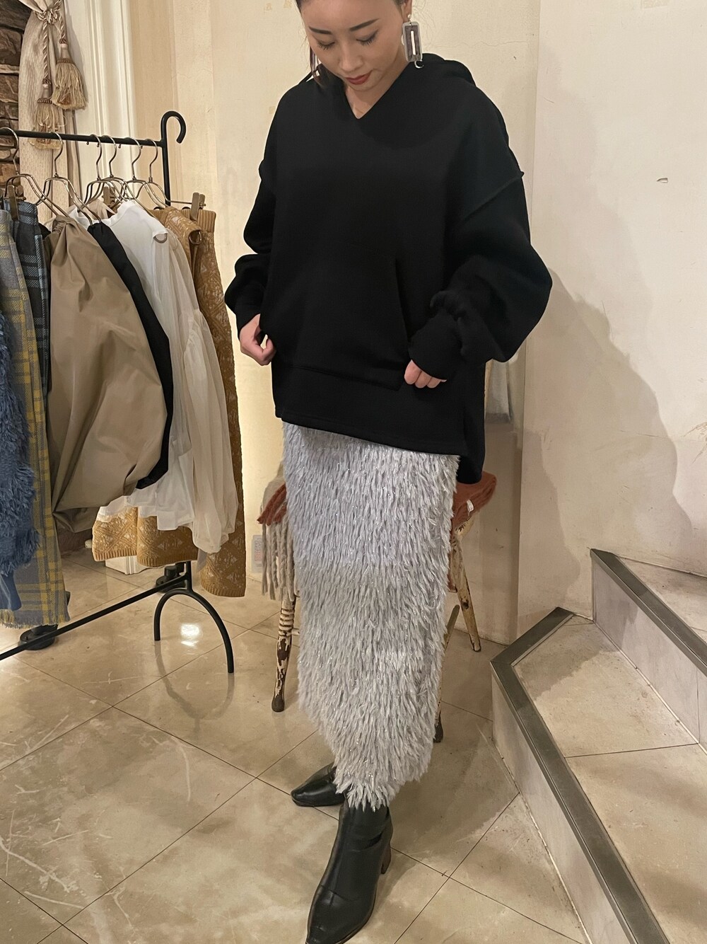 「ファッションを楽しもう、黒パーカー、Settimissimo、settimissimo表参道、シンプルコーデ、冬服、ビッグシルエット、オトナカジュアル、おしゃれさんと繋がりたい、冬ファッション、大人女子、キラキラスカート、もこもこ、あったかコーデ、大人可愛い」｜「Settimissimoのフリンジ ジャガード ナロースカート（スカート、グレー系）」を使った、Settimissimoさん（レディース・160cm）の冬コーディネートの1枚目の写真