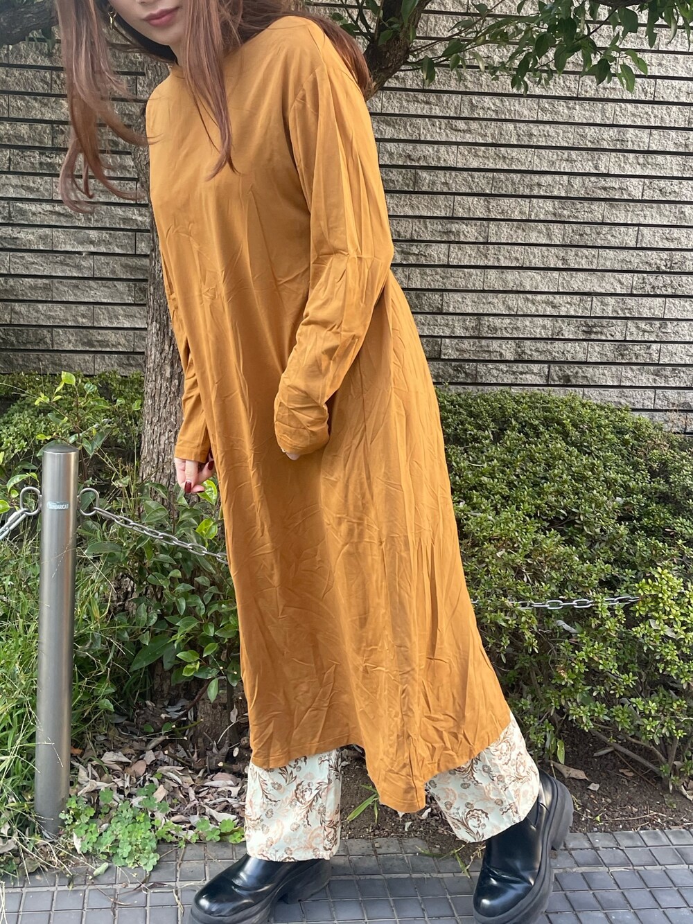 イエロー系のTシャツ/カットソー、イエロー系のその他パンツを着用したレディースの冬コーディネートの1枚目の写真