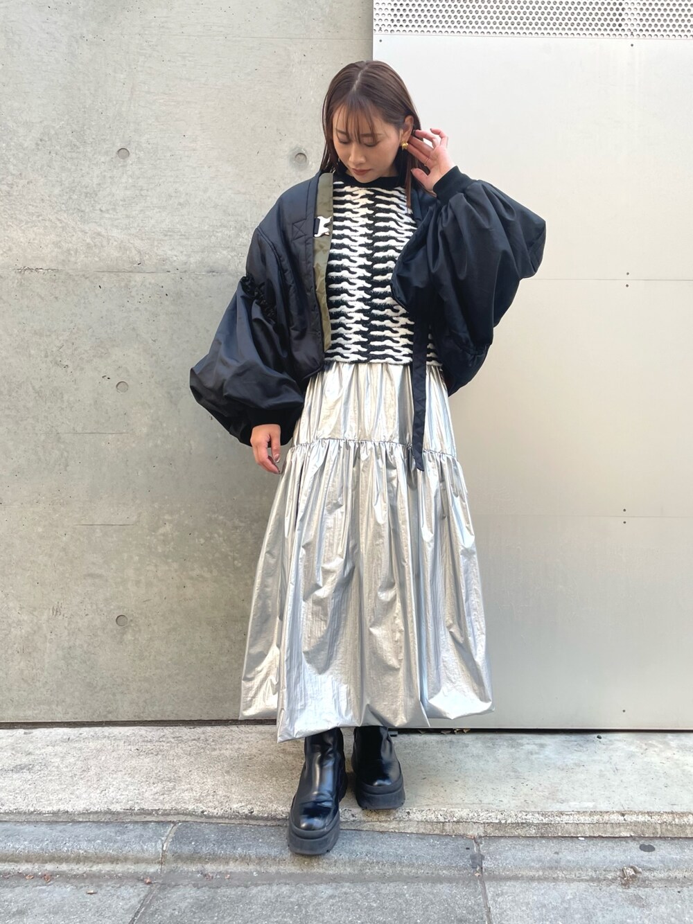 「Settimissimo、綺麗めカジュアル、カジュアルコーデ、大人可愛い、大人カジュアル、モード、シルエットきれい、シルバー、ニット、今日のコーデ、今日の服、スポーツミックス、休日スタイル、オトナ女子、デートコーデ」｜「casaneのアイテム（MA-1、ブラック系）」を使った、Settimissimoさん（レディース・160cm）の冬コーディネートの1枚目の写真