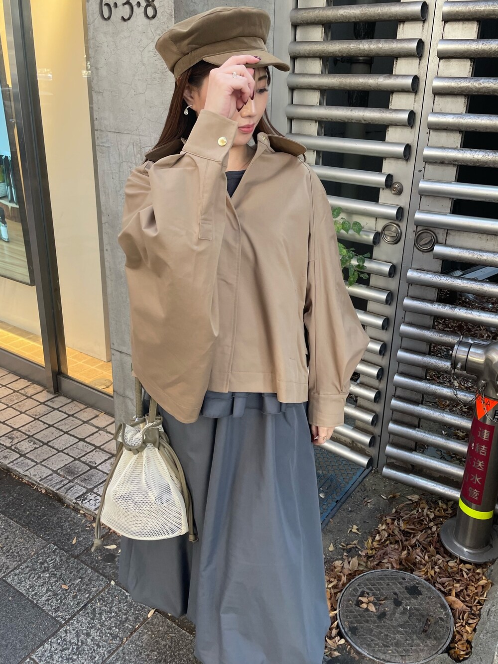 「ファッションを楽しもう、あったかコーデ、オトナ女子、Settimissimo、settimissimo表参道、きれいめカジュアル、おでかけコーデ、ベージュ、ベージュコーデ、秋コーデ、あみあみバッグ、デート/ロマンティック、お買い物、日常、出勤コーデ」｜「Settimissimoのフリルケープ付き カットワンピース オケージョン（ワンピース、グレー系）」を使った、Settimissimoさん（レディース・160cm）の秋コーディネートの1枚目の写真