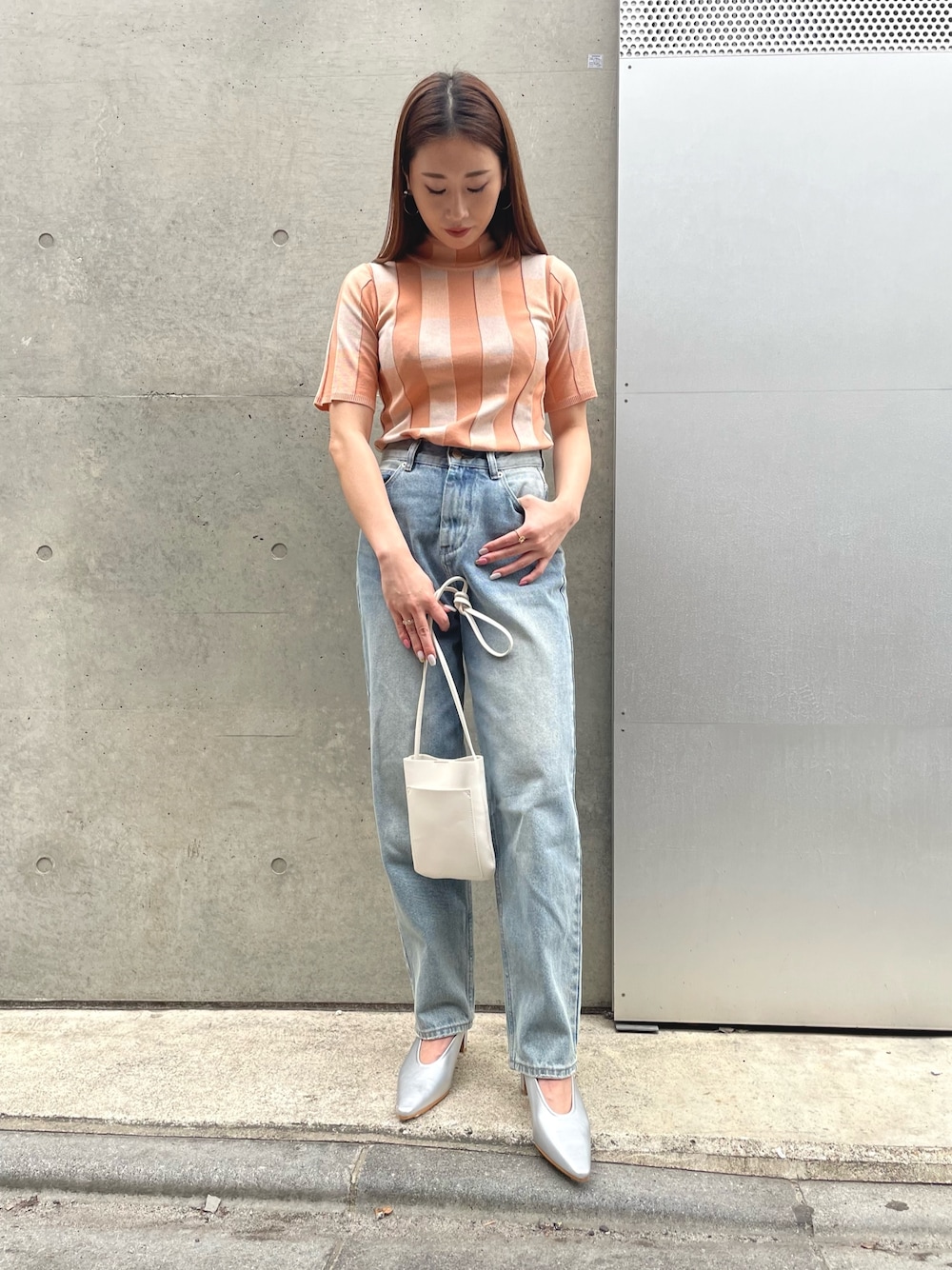 「Settimissimo、Tシャツ、大人きれいめ、大人コーデ隊、大人カジュアル、大人かわいい、カジュアル、カジュアルコーデ、お出かけコーデ、モノトーン、パンツスタイル、淡色コーデ、シンプルコーデ、カラーコーデ、夏服」｜「Settimissimoのプレーティング チェック ハーフスリーブ トップス（Tシャツ/カットソー、ピンク系）」を使った、Settimissimoさん（レディース・160cm）の春コーディネートの1枚目の写真