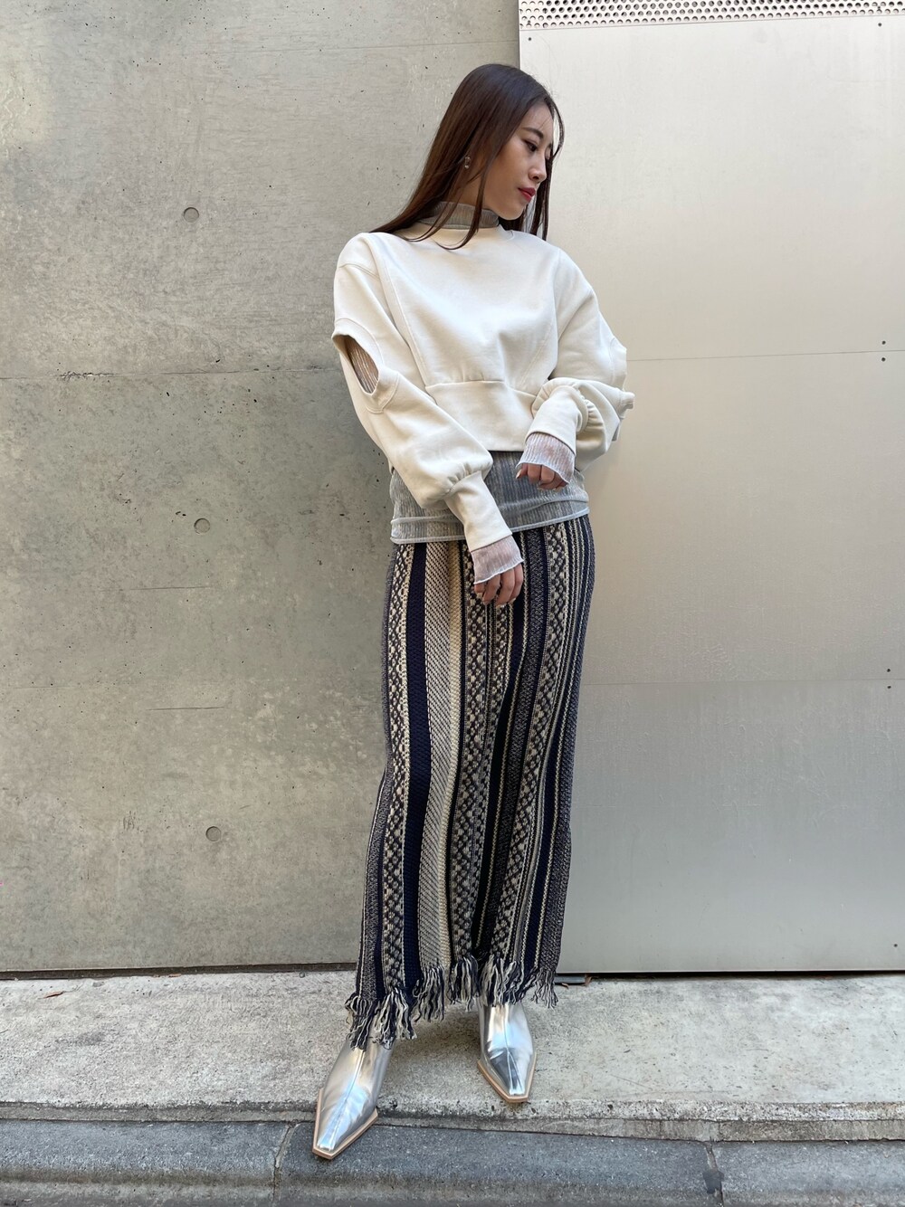 「Settimissimo、settimissimo表参道、settimissiomo、お出かけコーデ、コート、あけましておめでとうございます！、新年一発目、大人かわいい、おしゃれさんと繋がりたい、冬のコーデ、楽チンコーデ、モード、白トップス、ニットスカート、シアートップス」｜「Settimissimoのラメプリーツ シアー タートルネック トップス ハイネック 長袖（Tシャツ/カットソー、シルバー系）」を使った、Settimissimoさん（レディース・160cm）の冬コーディネートの1枚目の写真
