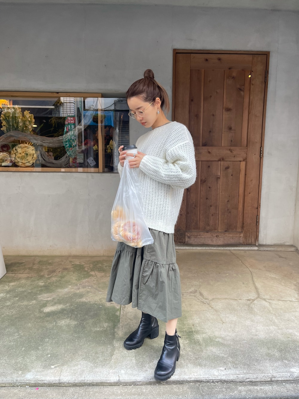 「レイヤードスタイル、ニットコーデ、ワンピース、低身長、低身長コーデ」｜「LASHIKUのLASHIKU-Low Gauge Loose Knit（ニット/セーター、ホワイト系）」を使った、猪鼻ちひろさん（レディース・150cm）の冬コーディネートの1枚目の写真