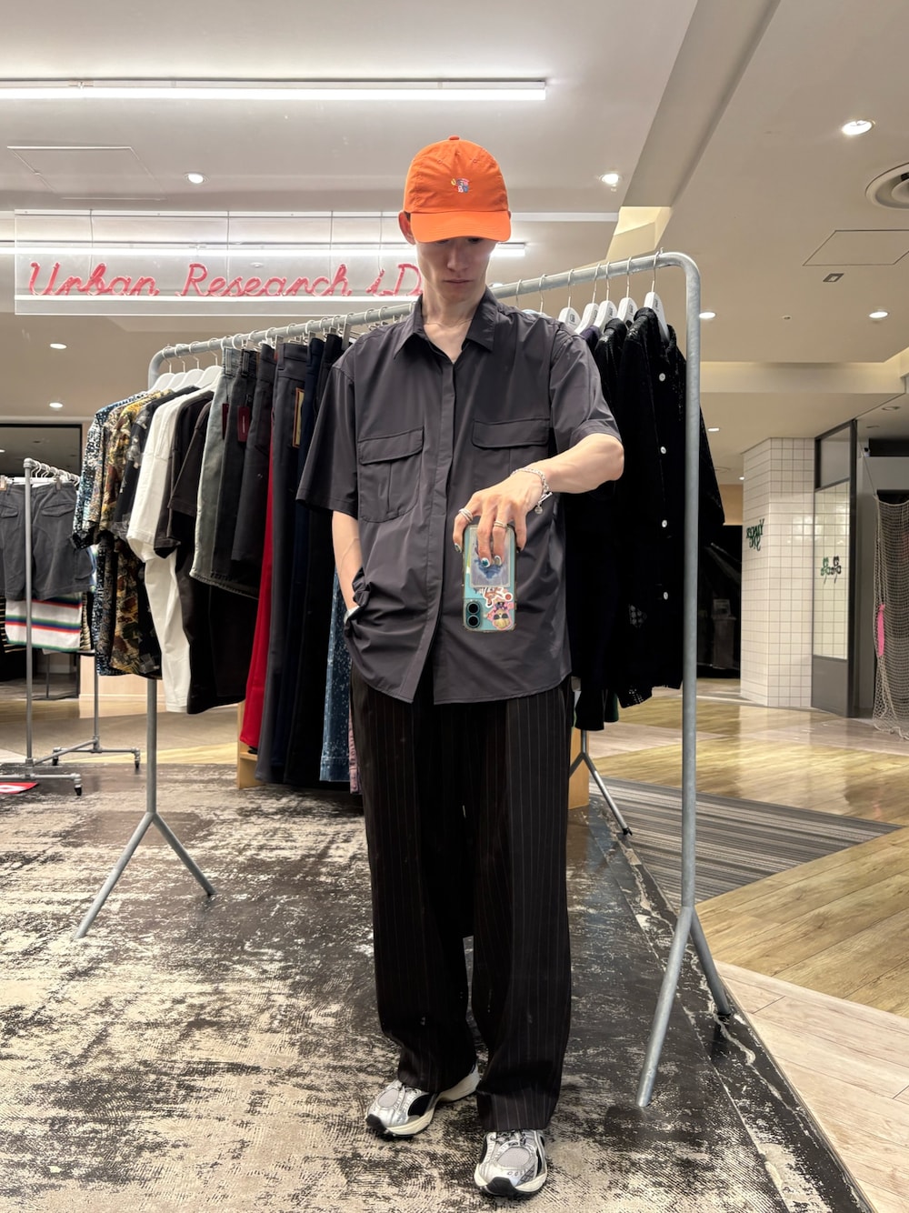 ブラウン系のその他パンツ、ブラック系のスニーカー、グレー系のシャツ/ブラウスを着用したメンズの夏コーディネートの1枚目の写真