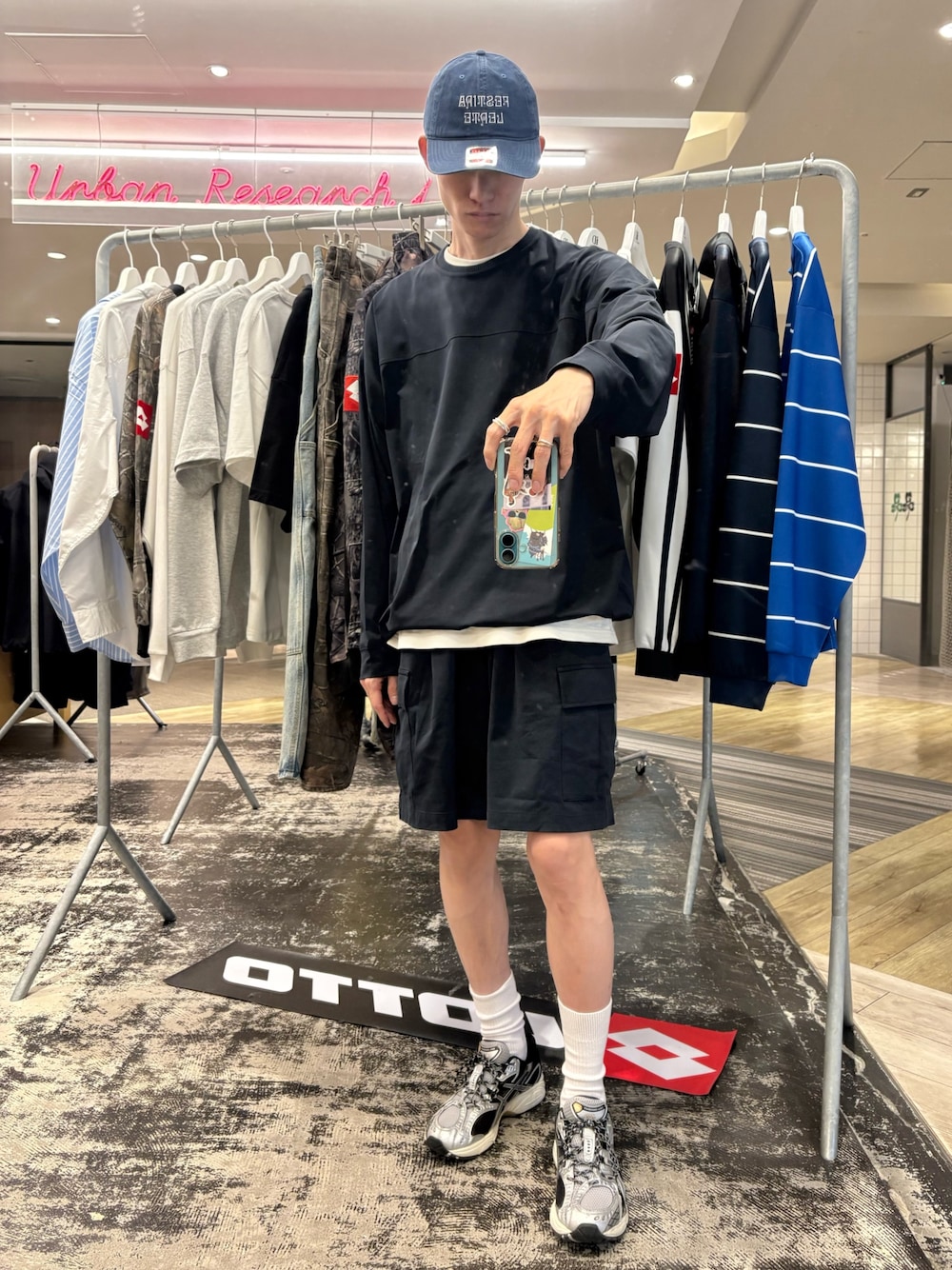 ブルー系のその他パンツ、シルバー系のスニーカー、ブルー系のTシャツ/カットソーを着用したメンズの春コーディネートの1枚目の写真