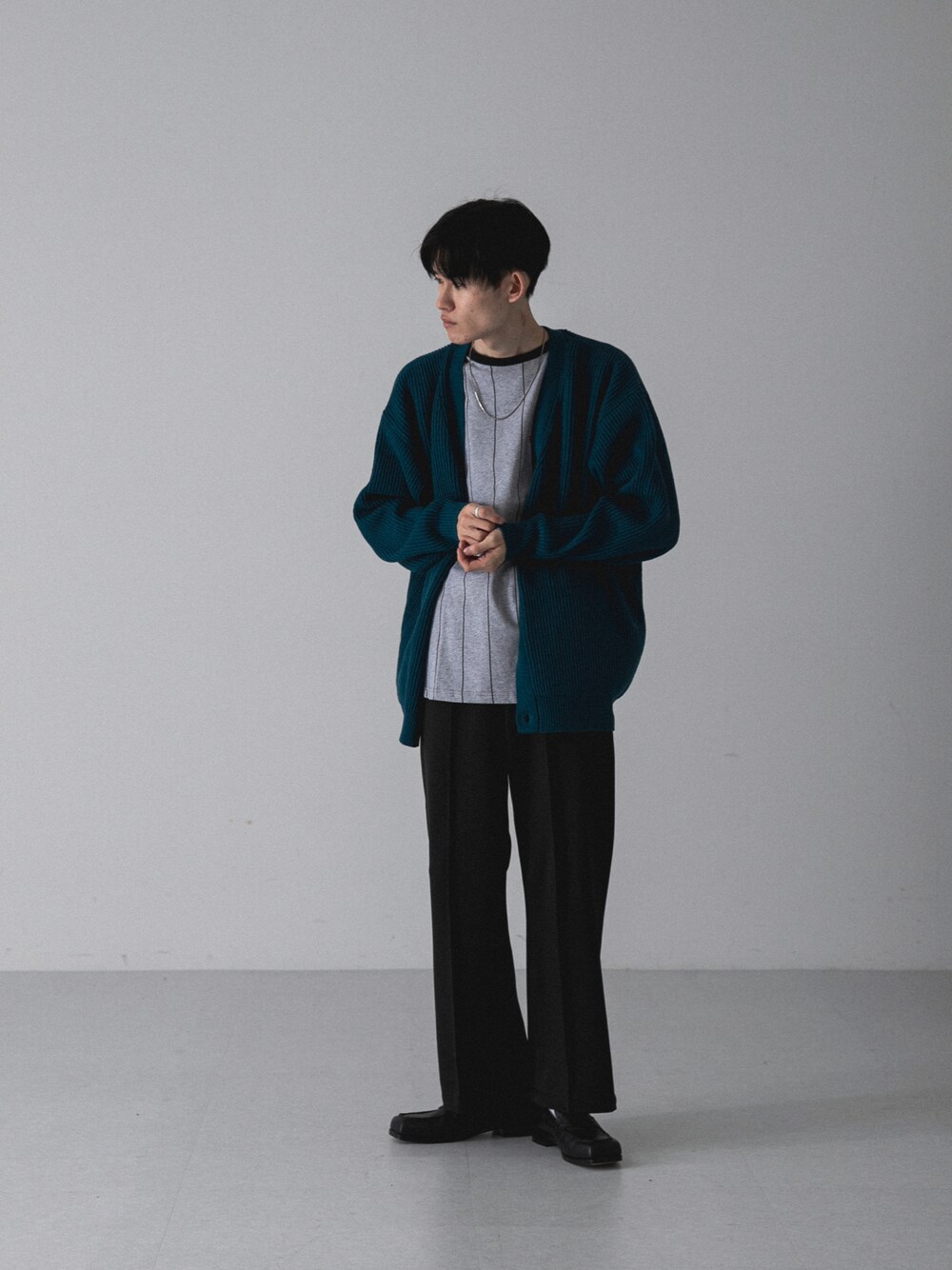 グリーン系のカーディガン/ボレロ、グレー系のTシャツ/カットソー、グレー系のその他パンツを着用したメンズの秋コーディネートの1枚目の写真