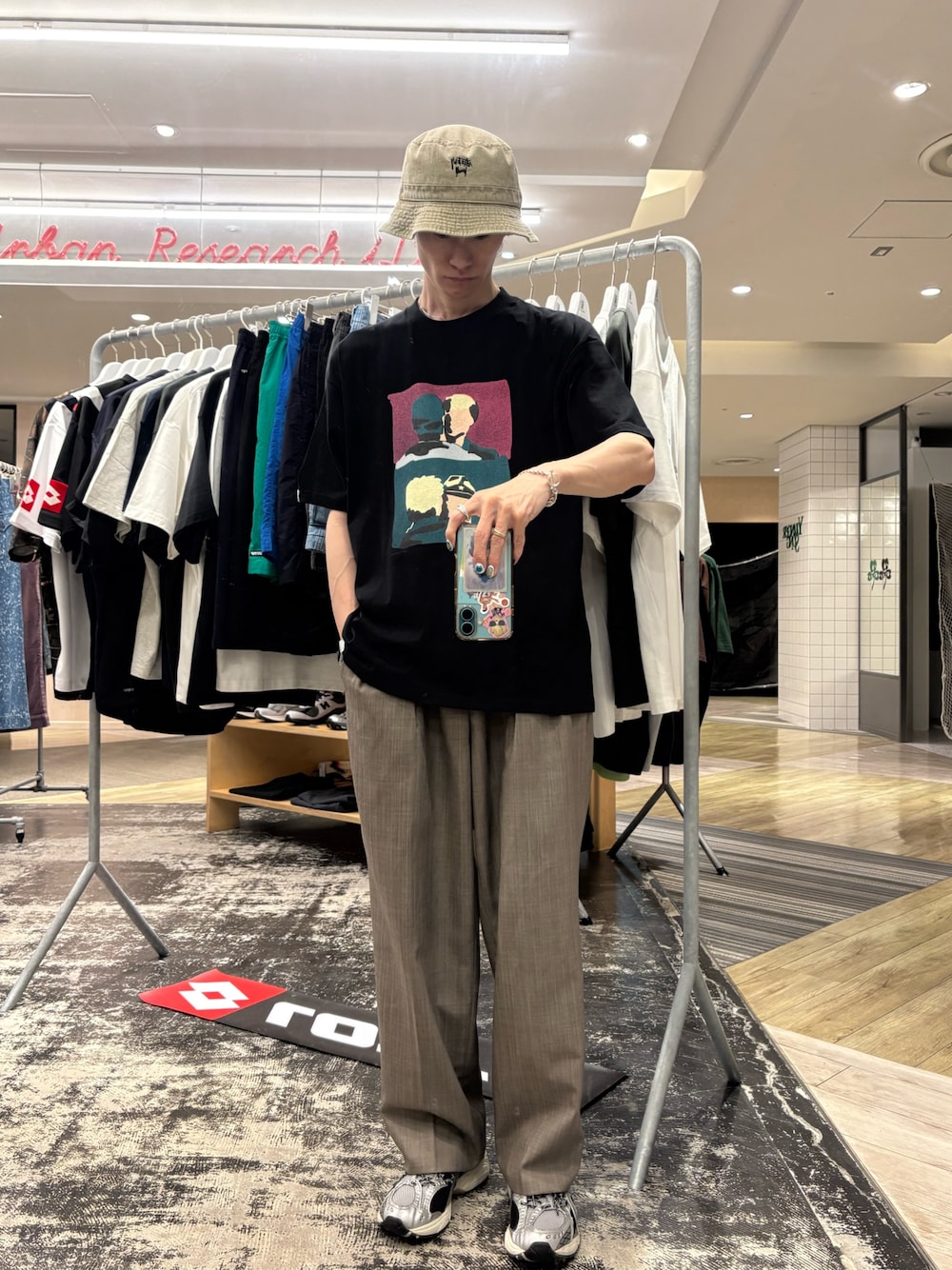 ブラウン系のその他パンツ、ブラック系のTシャツ/カットソー、シルバー系のスニーカーを着用したメンズの夏コーディネートの1枚目の写真