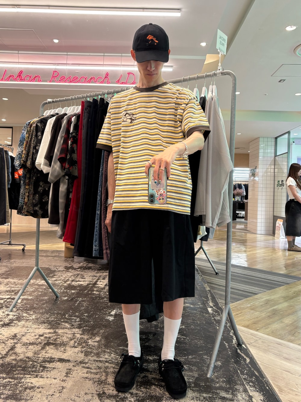 イエロー系のTシャツ/カットソー、ブラック系のその他パンツ、ブラック系のその他シューズを着用したメンズの夏コーディネートの1枚目の写真