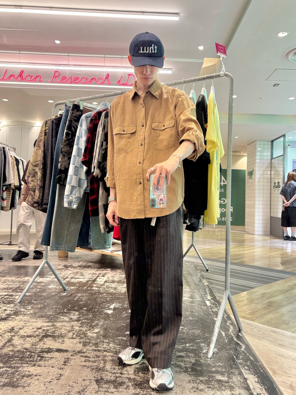 ブラウン系のその他パンツ、ブラウン系のシャツ/ブラウス、ブルー系のキャップを着用したメンズの夏コーディネートの1枚目の写真