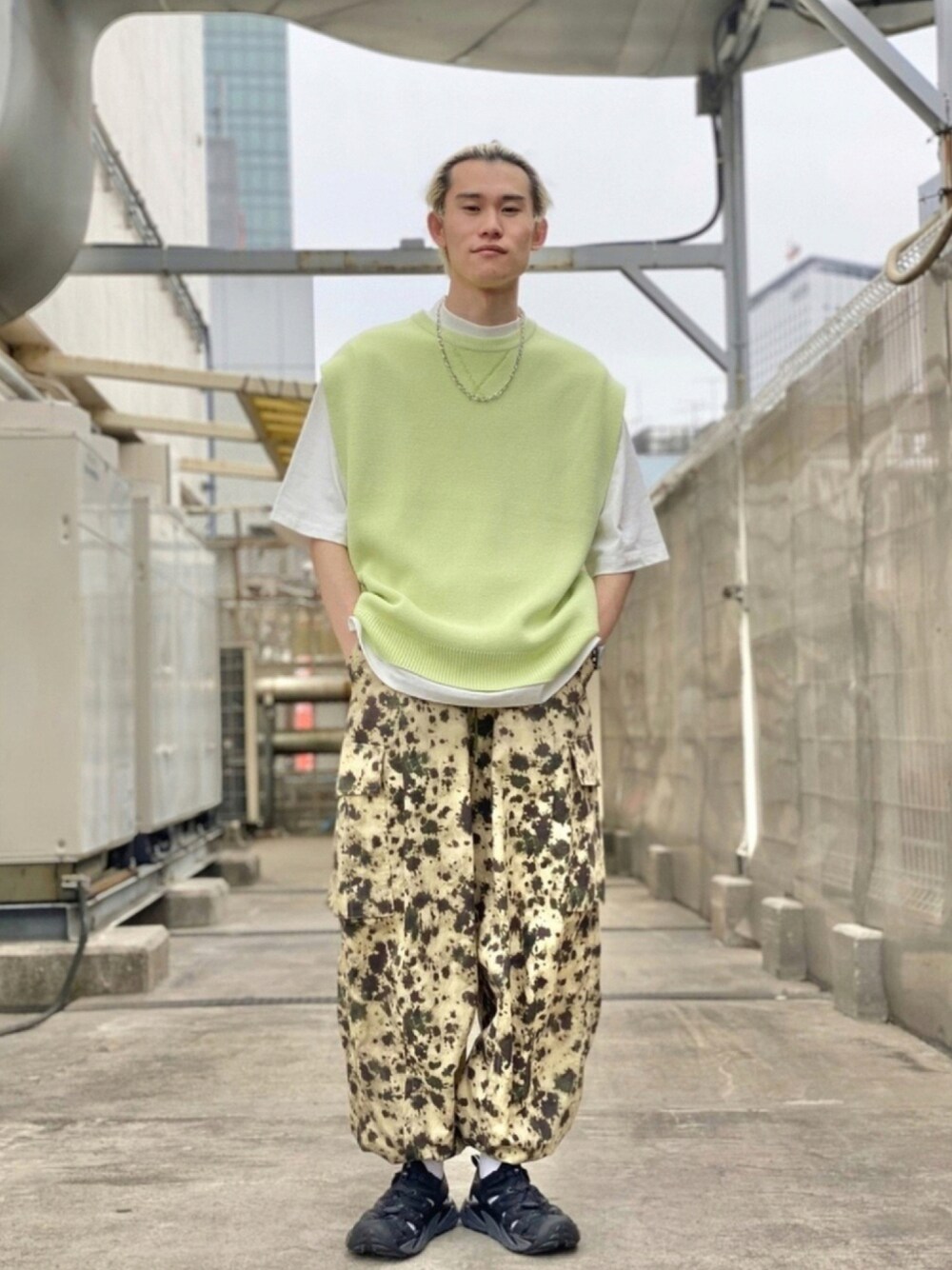グリーン系のベスト、ホワイト系のTシャツ/カットソー、その他のパンツを着用したメンズの春コーディネートの1枚目の写真