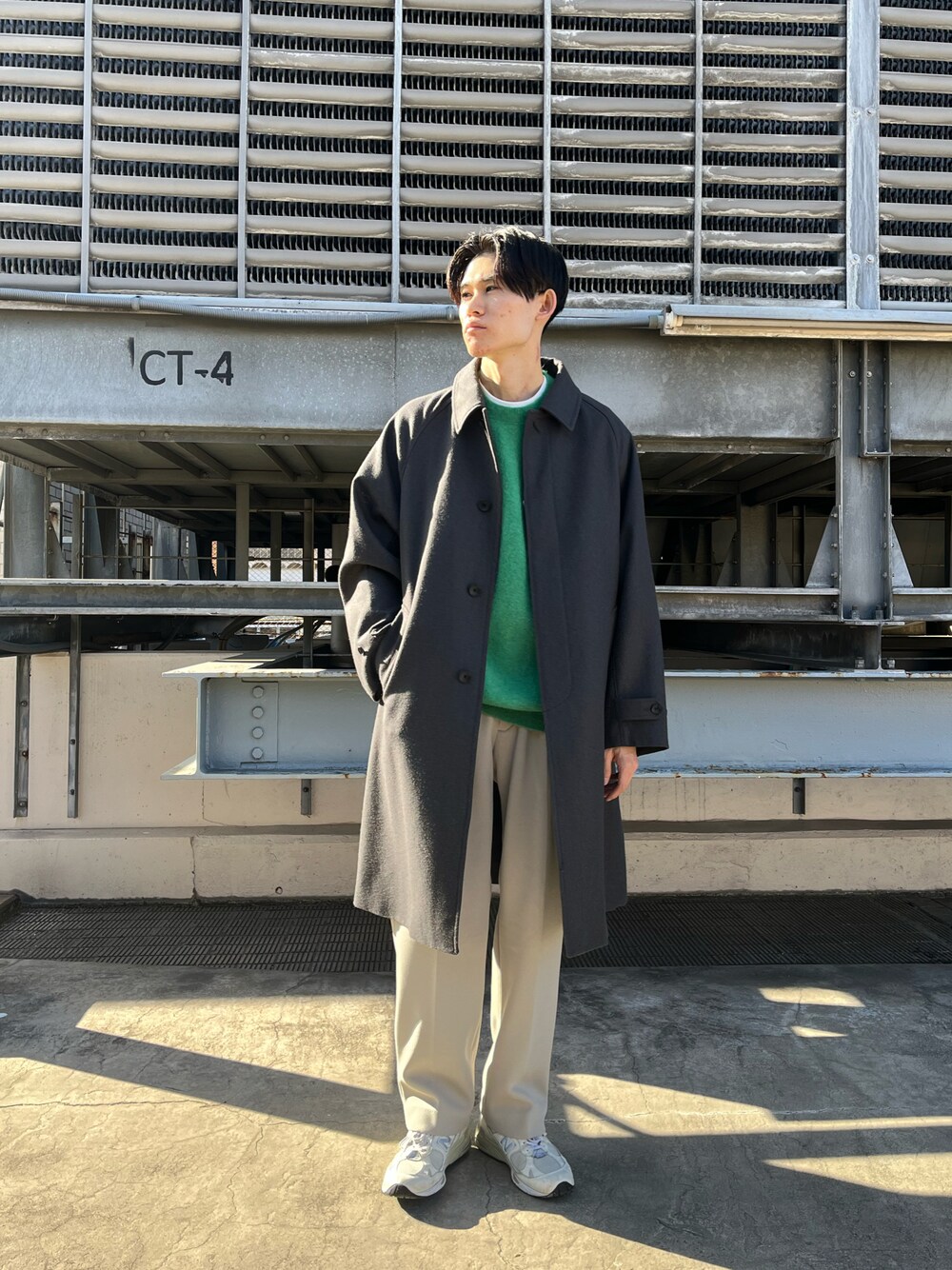 ベージュ系のその他パンツ、グレー系のステンカラーコート、グリーン系のニット/セーターを着用したメンズの冬コーディネートの1枚目の写真