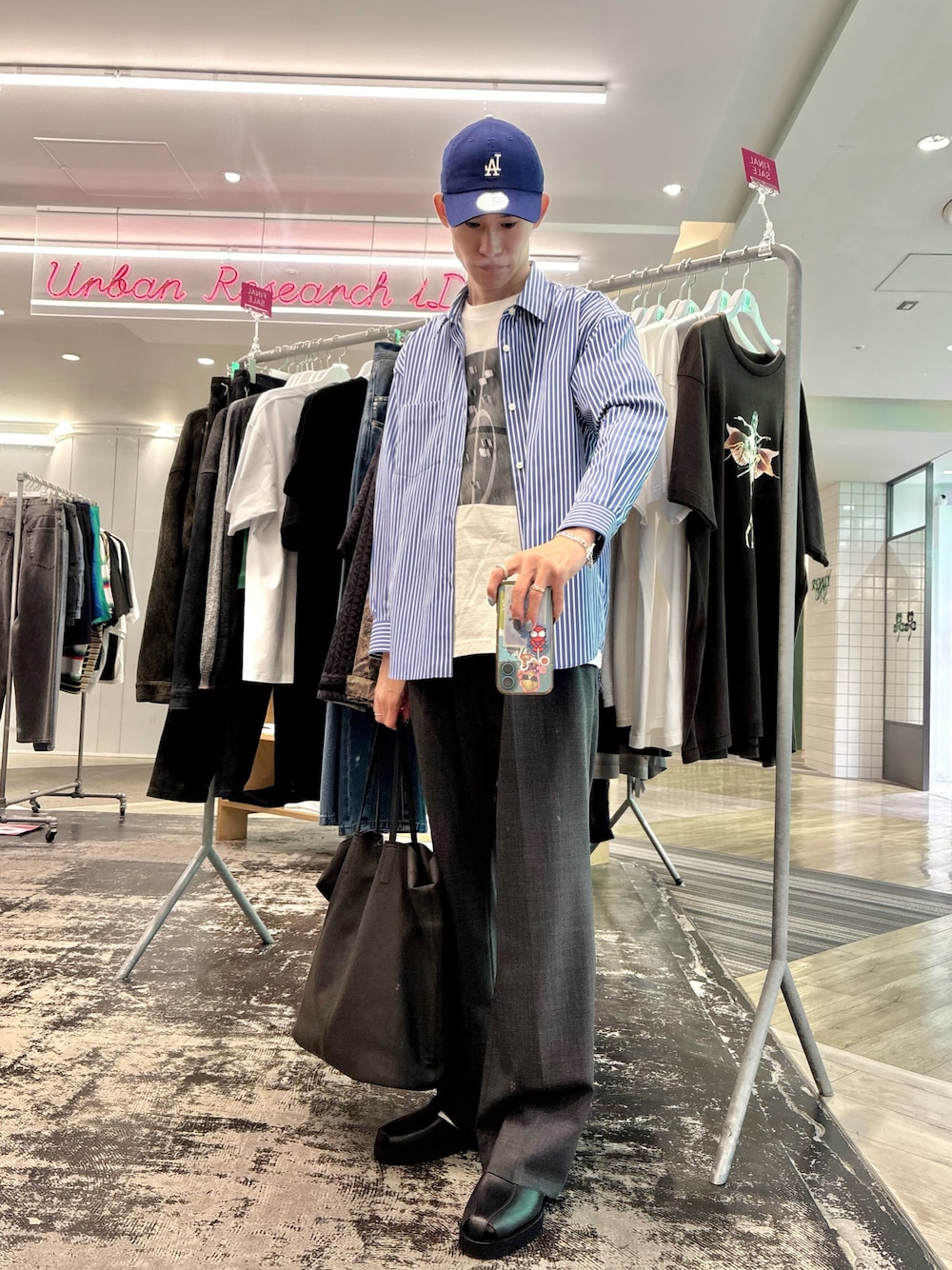 その他のシャツ/ブラウス、グレー系のその他パンツ、その他のTシャツ/カットソーを着用したメンズの夏コーディネートの1枚目の写真
