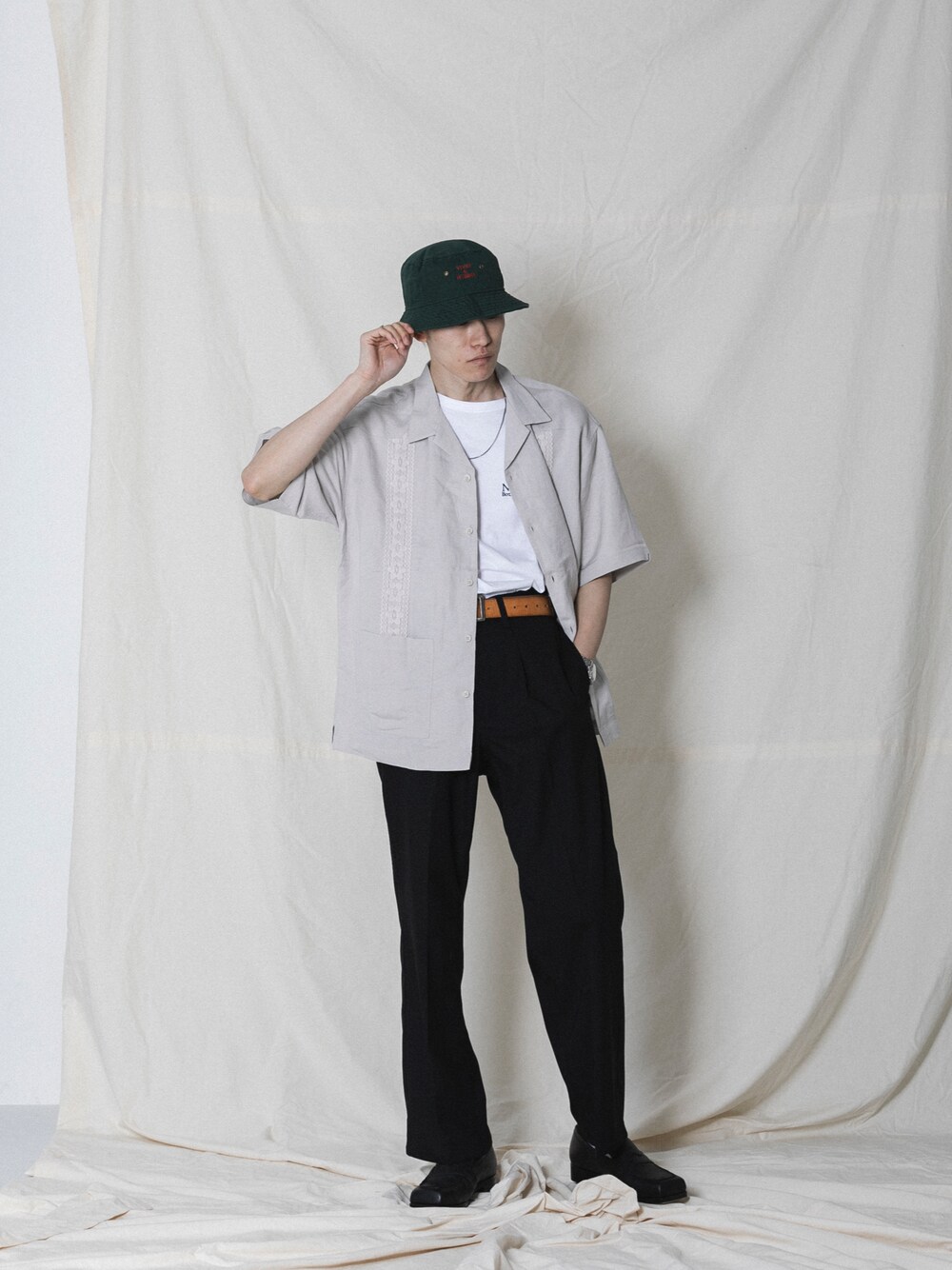 ブラック系のその他パンツ、グレー系のシャツ/ブラウス、ホワイト系のTシャツ/カットソーを着用したメンズの夏コーディネートの1枚目の写真