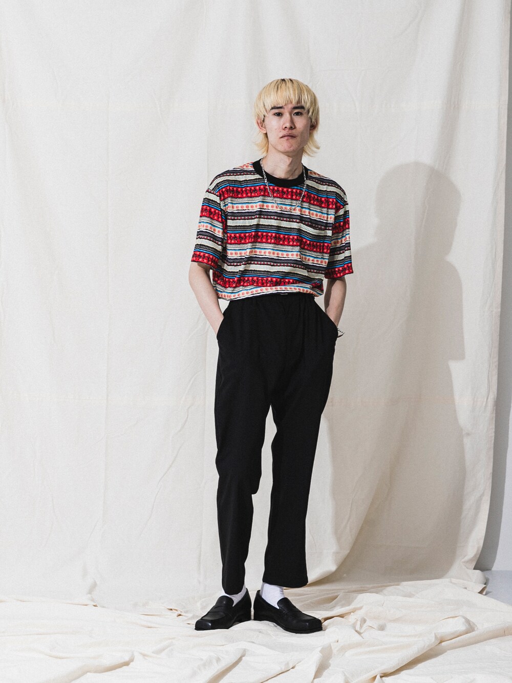 パープル系のその他パンツ、パープル系のTシャツ/カットソー、シルバー系のネックレスを着用したメンズの夏コーディネートの1枚目の写真