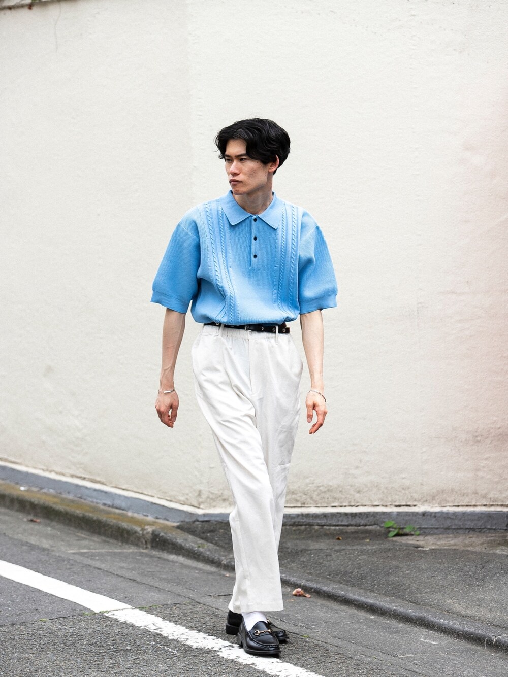 グレー系のその他パンツ、ブラック系のローファー、ブルー系のトップスを着用したメンズの春コーディネートの1枚目の写真