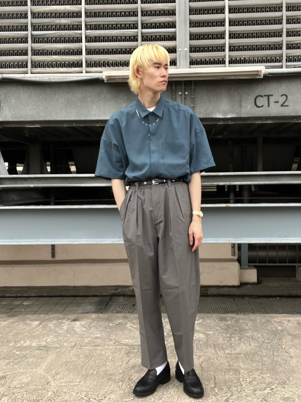 ブルー系のシャツ/ブラウス、グレー系のその他パンツ、ブラック系のローファーを着用したメンズの春コーディネートの1枚目の写真