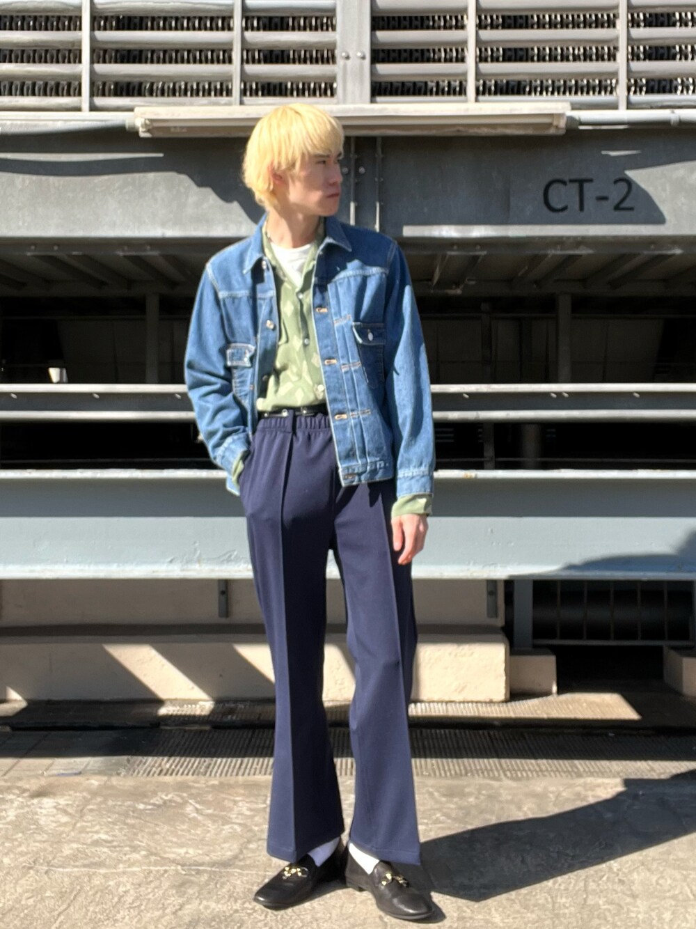 グリーン系のその他パンツ、ブラック系のシューズ、ブルー系のデニムジャケットを着用したメンズの冬コーディネートの1枚目の写真