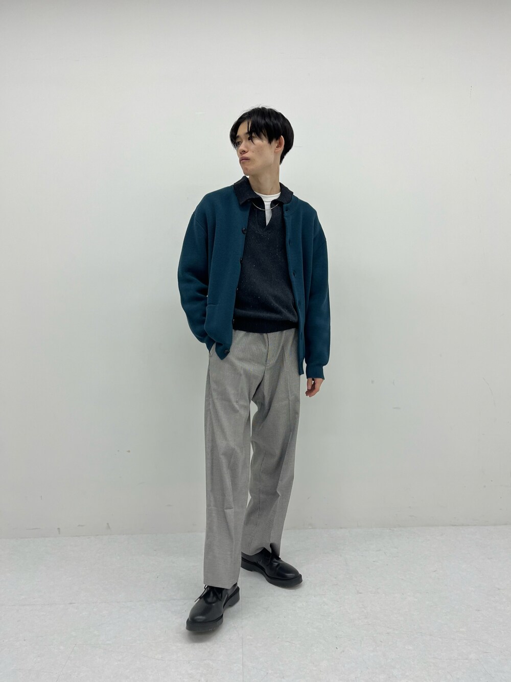 その他のその他パンツ、ブラック系のドレスシューズ、ブラック系のニット/セーターを着用したメンズの秋コーディネートの1枚目の写真