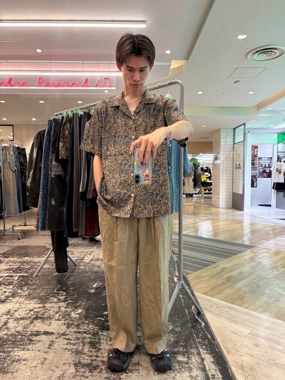 ブルー系のシャツ/ブラウス、ベージュ系のその他パンツ、ブラック系のサンダルを着用したメンズの春コーディネートの1枚目の写真