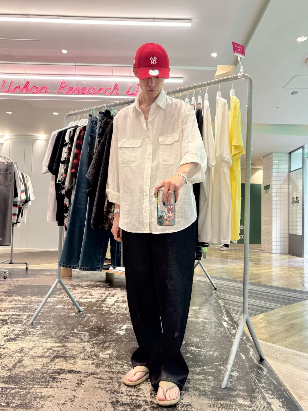 ホワイト系のシャツ/ブラウス、ブルー系のデニムパンツ、レッド系のキャップを着用したメンズの夏コーディネートの1枚目の写真