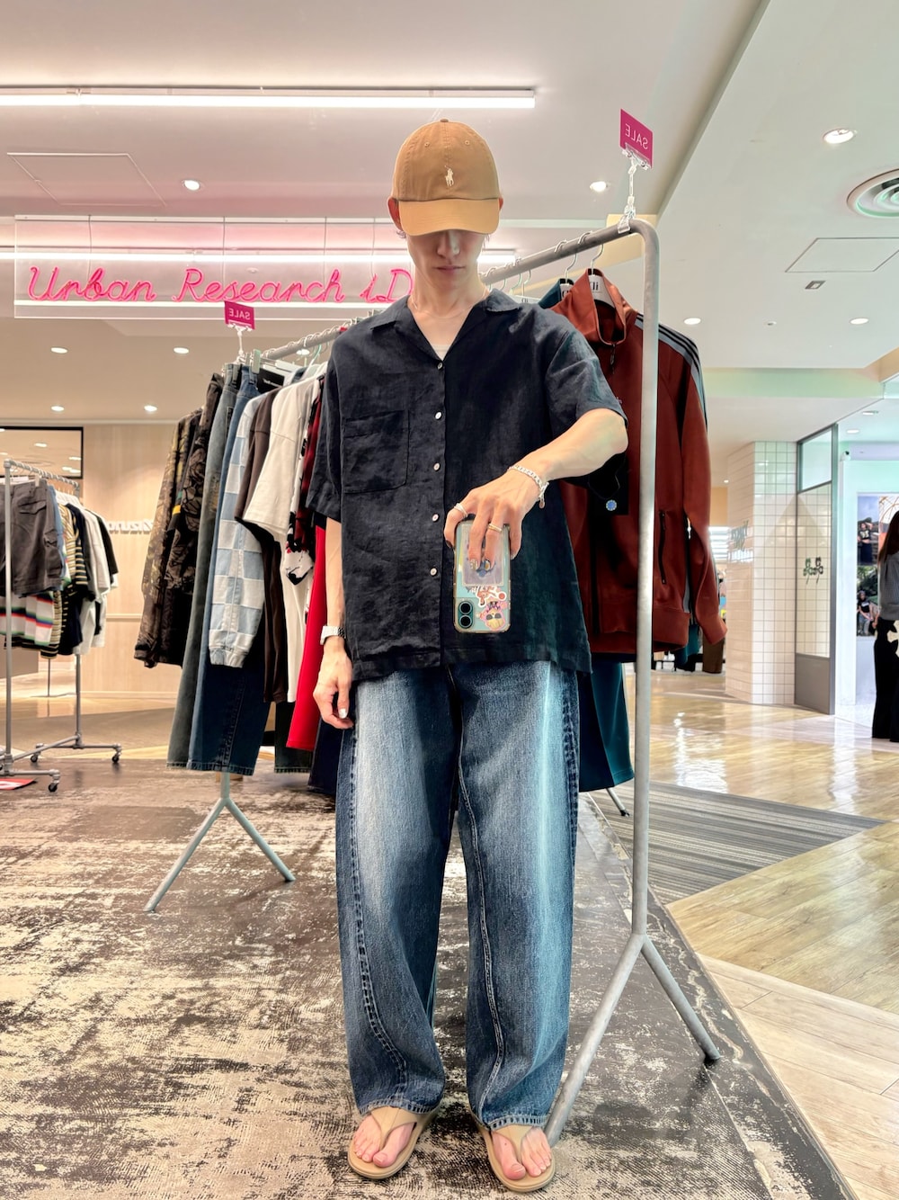 ブルー系のシャツ/ブラウス、ブルー系のデニムパンツ、ベージュ系のサンダルを着用したメンズの夏コーディネートの1枚目の写真