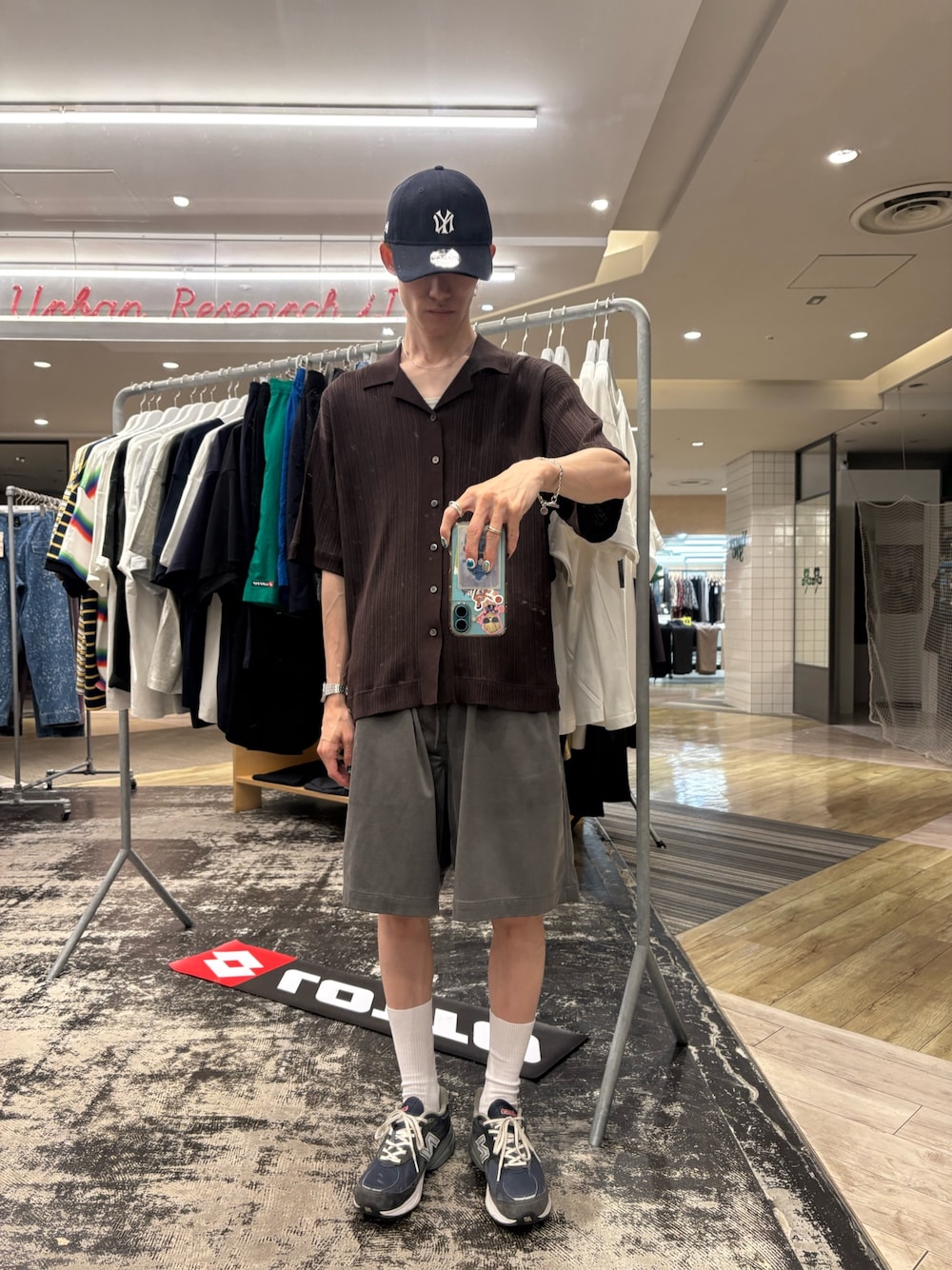 グリーン系のその他パンツ、ブラウン系のシャツ/ブラウス、レッド系のキャップを着用したメンズの夏コーディネートの1枚目の写真