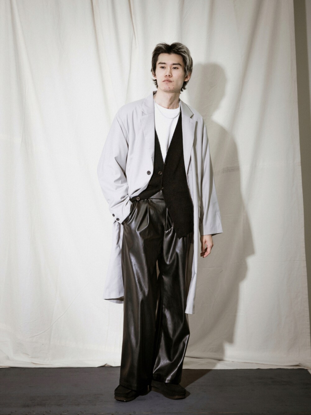 ブルー系のその他アウター、ブラック系のブーツを着用したメンズの秋コーディネートの1枚目の写真