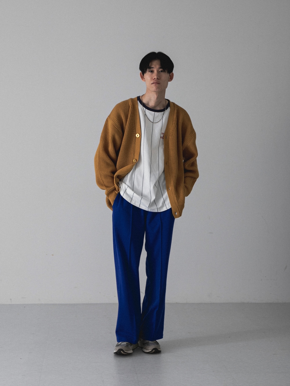 グレー系のその他パンツ、ゴールド系のカーディガン/ボレロを着用したメンズの夏コーディネートの1枚目の写真