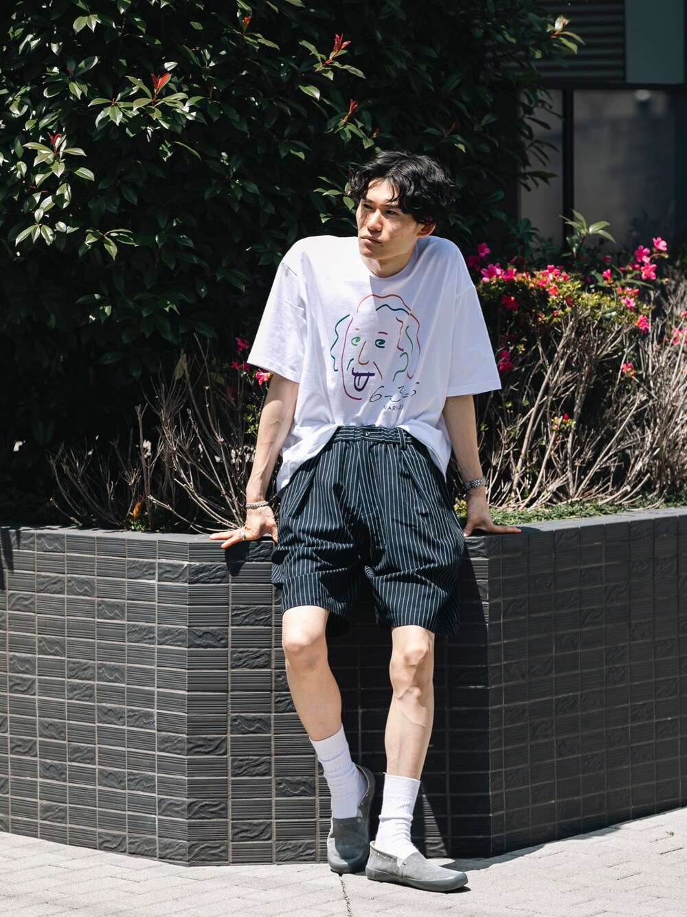 「初夏コーデ、カラーパンツ、モノトーン、休日スタイル、韓国ファッション、シンプルコーデ、ストリート、ビッグシルエット、淡色コーデ、お出かけコーデ、きれいめカジュアル、オーバーサイズ、スニーカーコーデ、ハーフパンツ、Tシャツ」｜「URBAN RESEARCHのURBAN RESEARCH iD　PHYSICIST T-SHIRTS（Tシャツ/カットソー、ホワイト系）」を使った、Noro Yuiさん（メンズ・176cm）の夏コーディネートの1枚目の写真