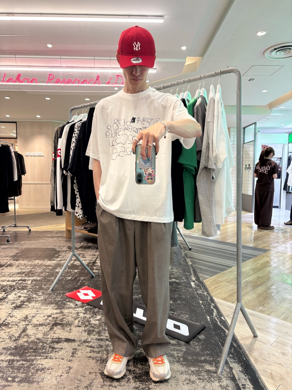 ホワイト系のTシャツ/カットソー、ブラウン系のその他パンツ、レッド系のキャップを着用したメンズの夏コーディネートの1枚目の写真