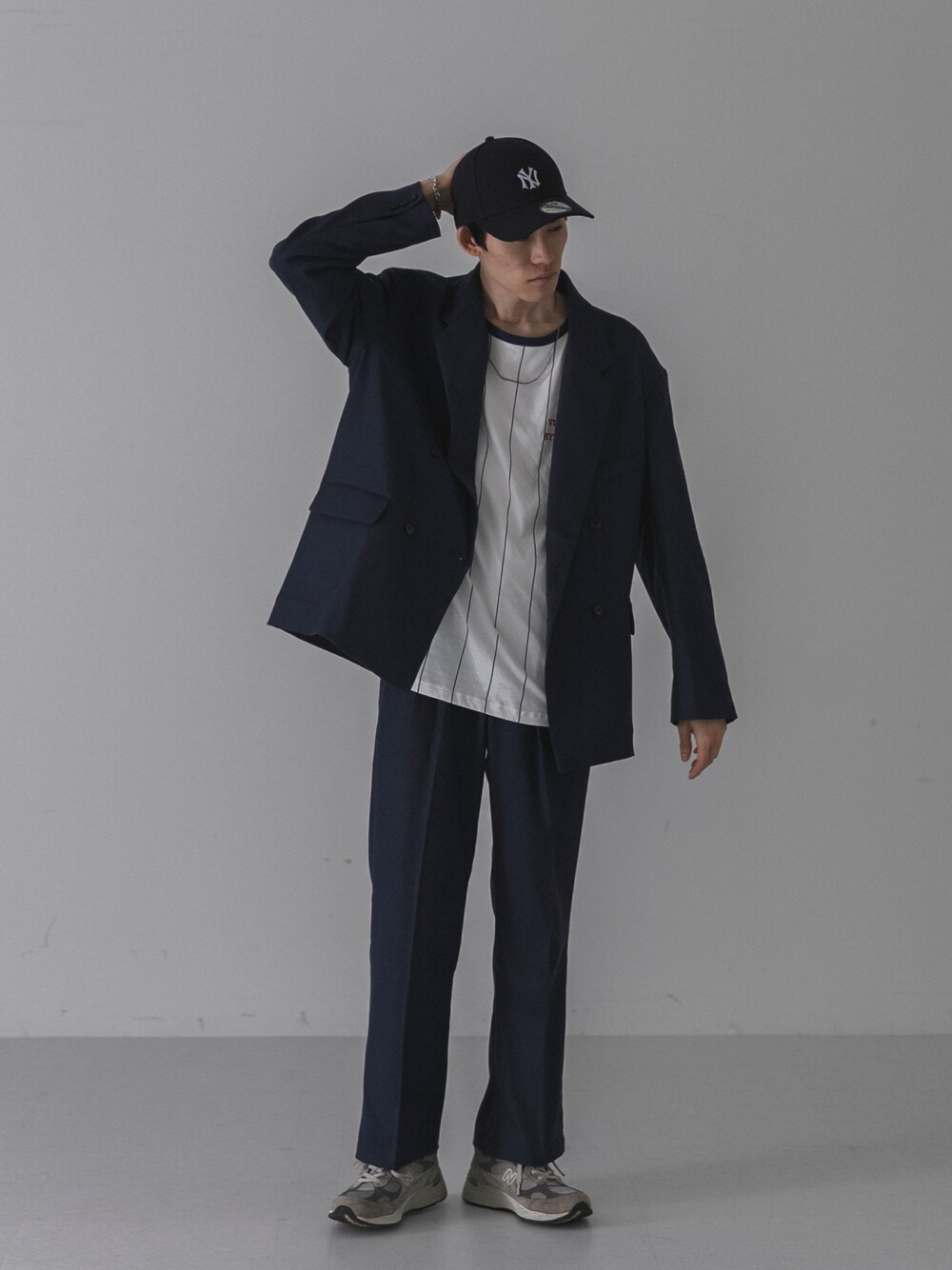 ブルー系のその他パンツ、その他のジャケット/アウター、グレー系のTシャツ/カットソーを着用したメンズの秋コーディネートの1枚目の写真