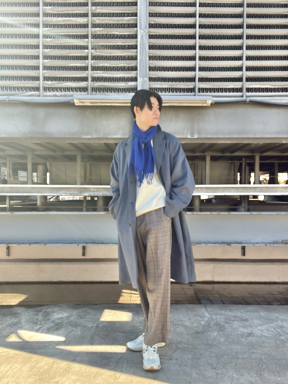 その他のその他パンツ、ブルー系のチェスターコート、ホワイト系のニット/セーターを着用したメンズの冬コーディネートの1枚目の写真